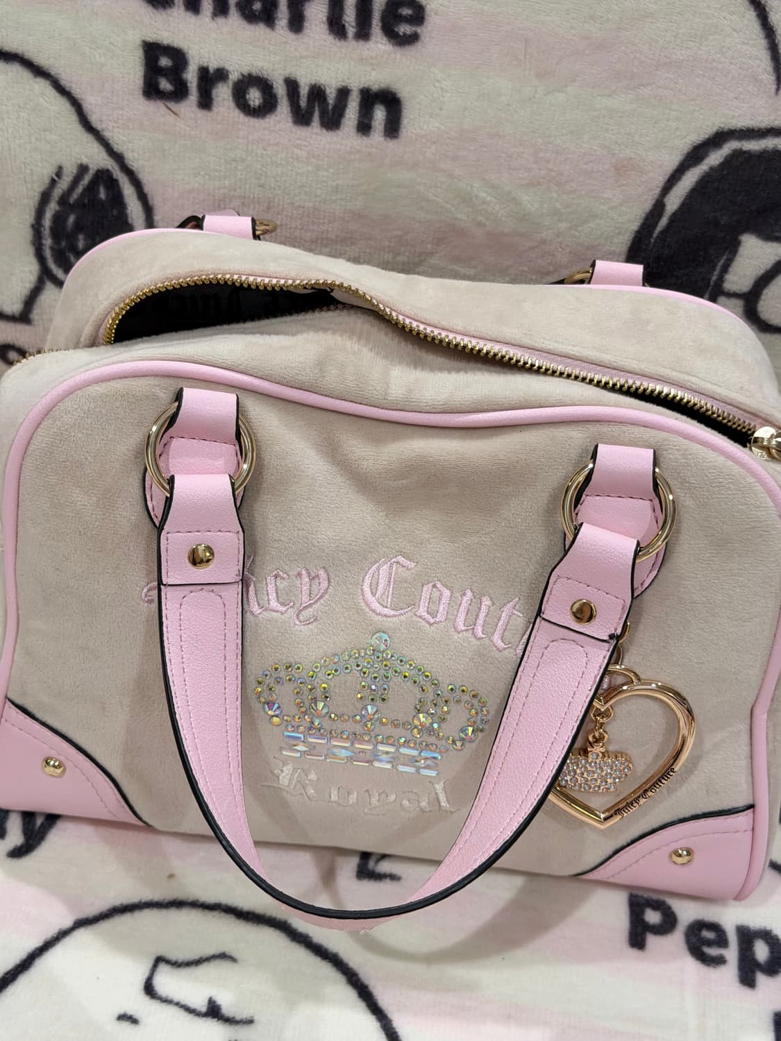 [신상✨블프세일] 쥬시꾸뀌르 라떼벨벳 왕관 핸드백 상품이미지3