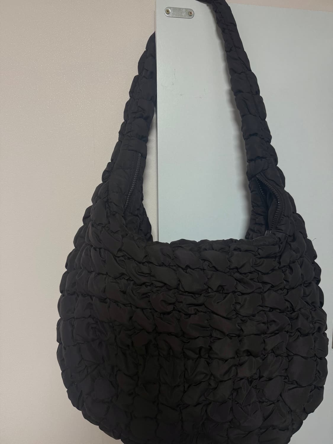 코스 오버사이즈 퀄티드 숄더백 브라운 상품이미지2