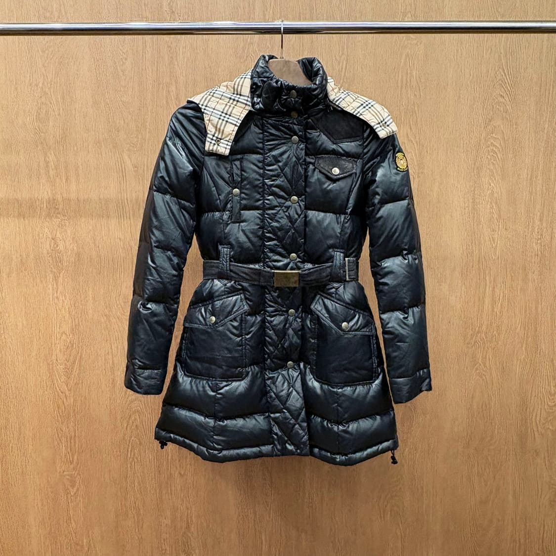 버버리 블루 라벨 퀄팅 패딩 탈부착 후드 골드 버클 벨트 디테일 블랙 상품이미지2