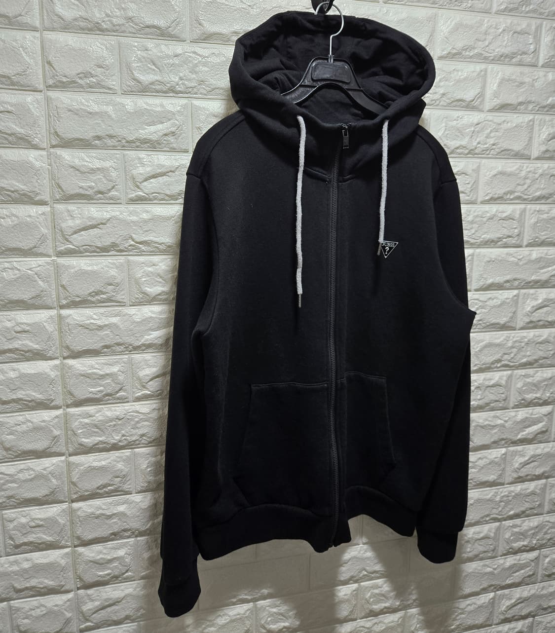 게스 시그니처 역삼각 메탈로고 스웻 후드집업 100 상품이미지2