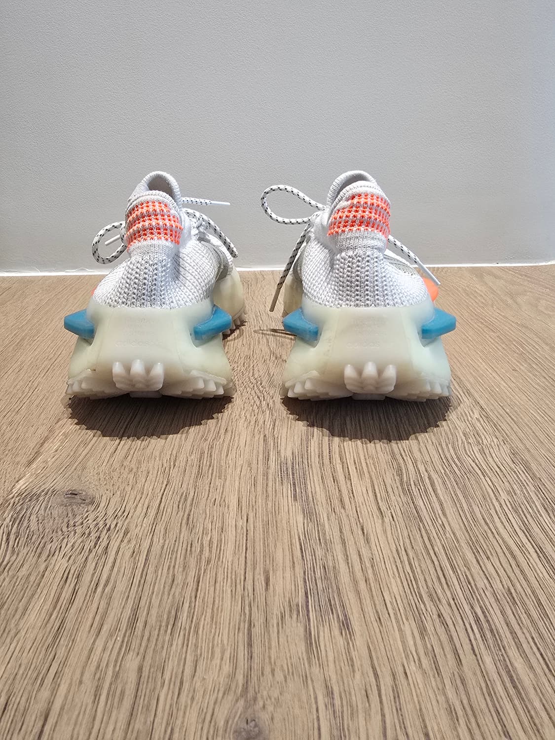 이것은 아디다스 NMD S1 운동화입니다.
 상품이미지4