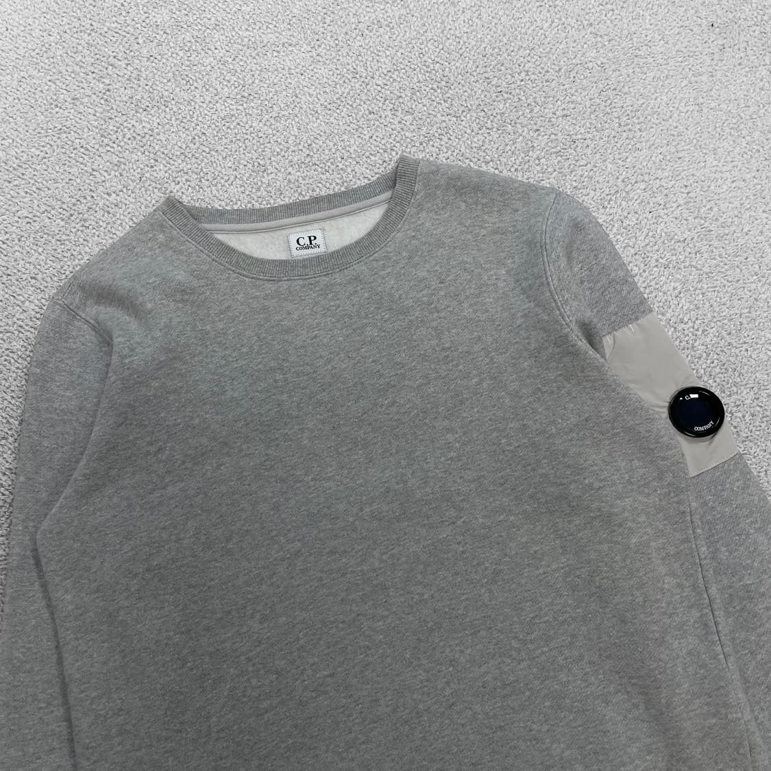 C.P 컴퍼니 렌즈 와펜 크루넥 맨투맨 그레이 상품이미지2