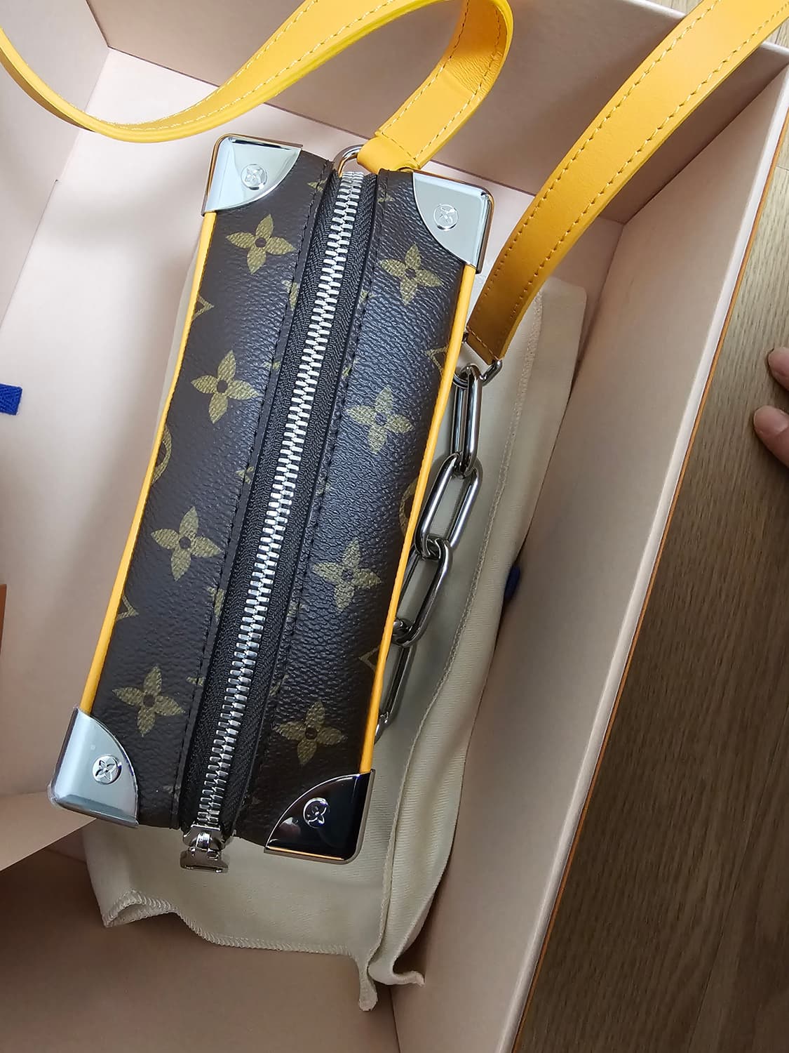 루이비통 퍼렐 컬러매니아 미니소프트 트렁크 크로스백 샤프란 상품이미지7