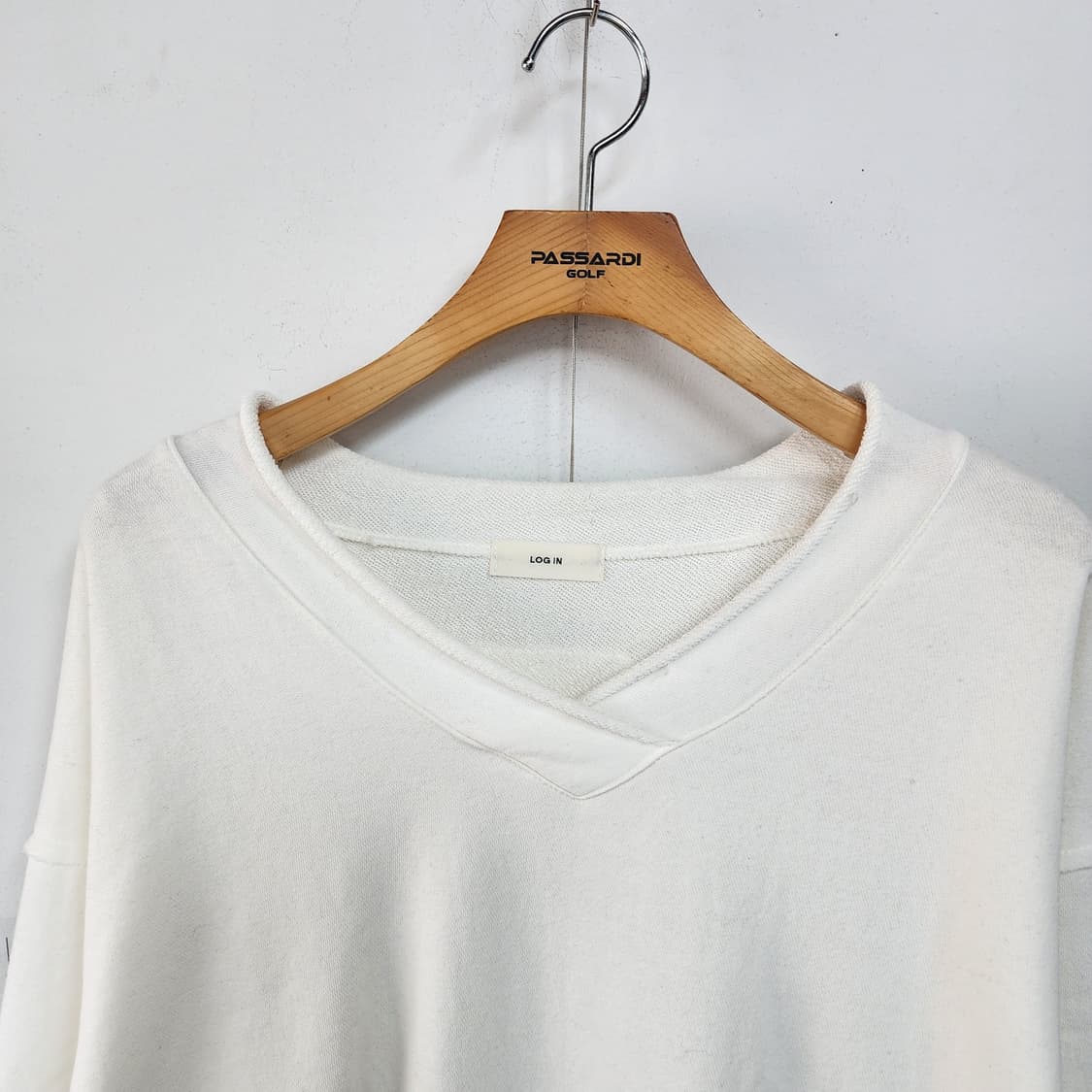 JULL LOG 흰색 브이넥 맨투맨 상품이미지2