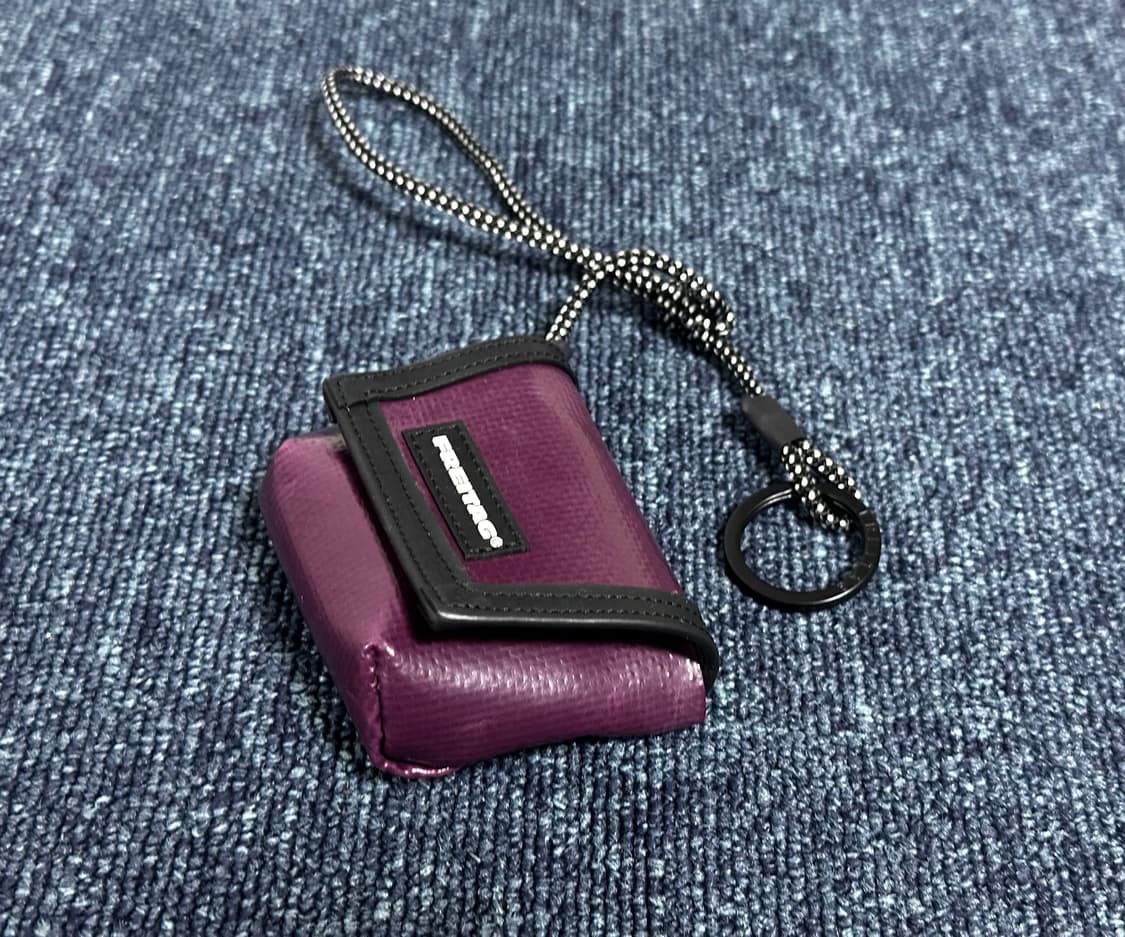 새제품 Freitag 프라이탁 와인색 미니 메신저 키링(에어팟) 상품이미지4