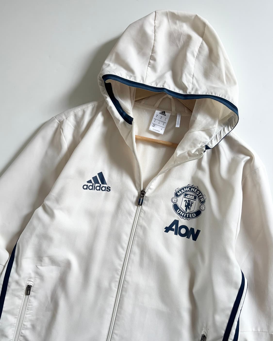 Adidas 아디다스 맨체스터유나이티드 크림 네이비 컬러 후드 바람막이  상품이미지4