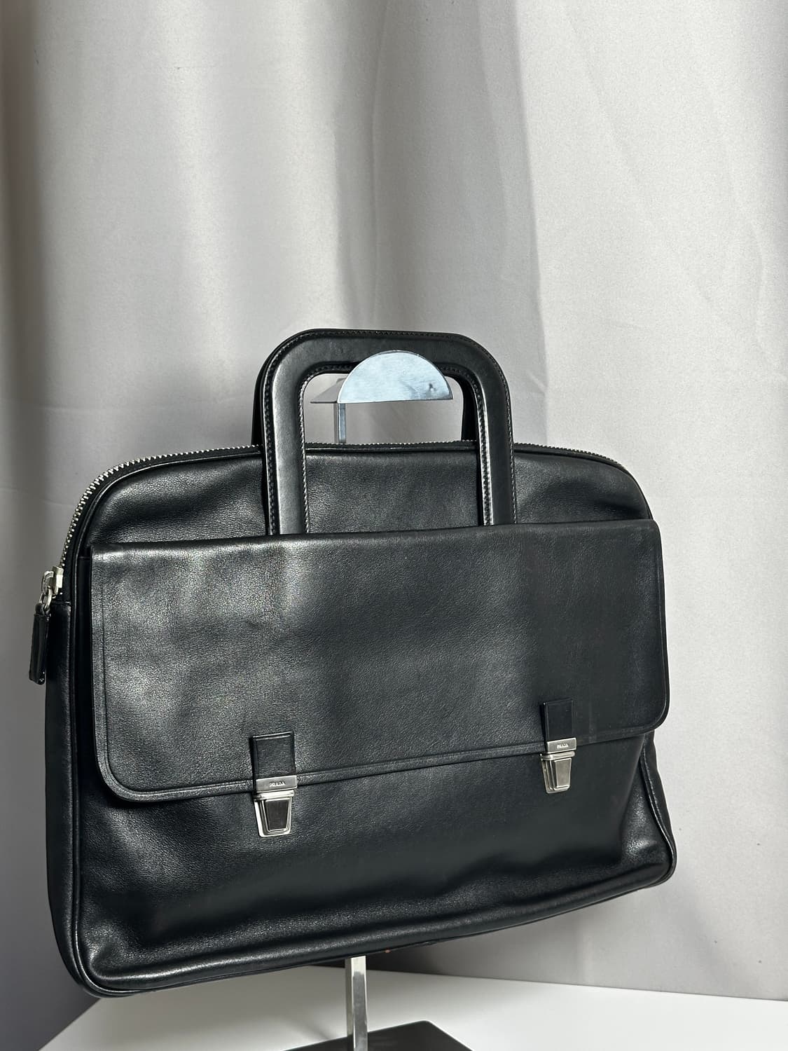 프라다 블랙 카프스킨 슬라이드 핸들 브리프케이스 상품이미지5