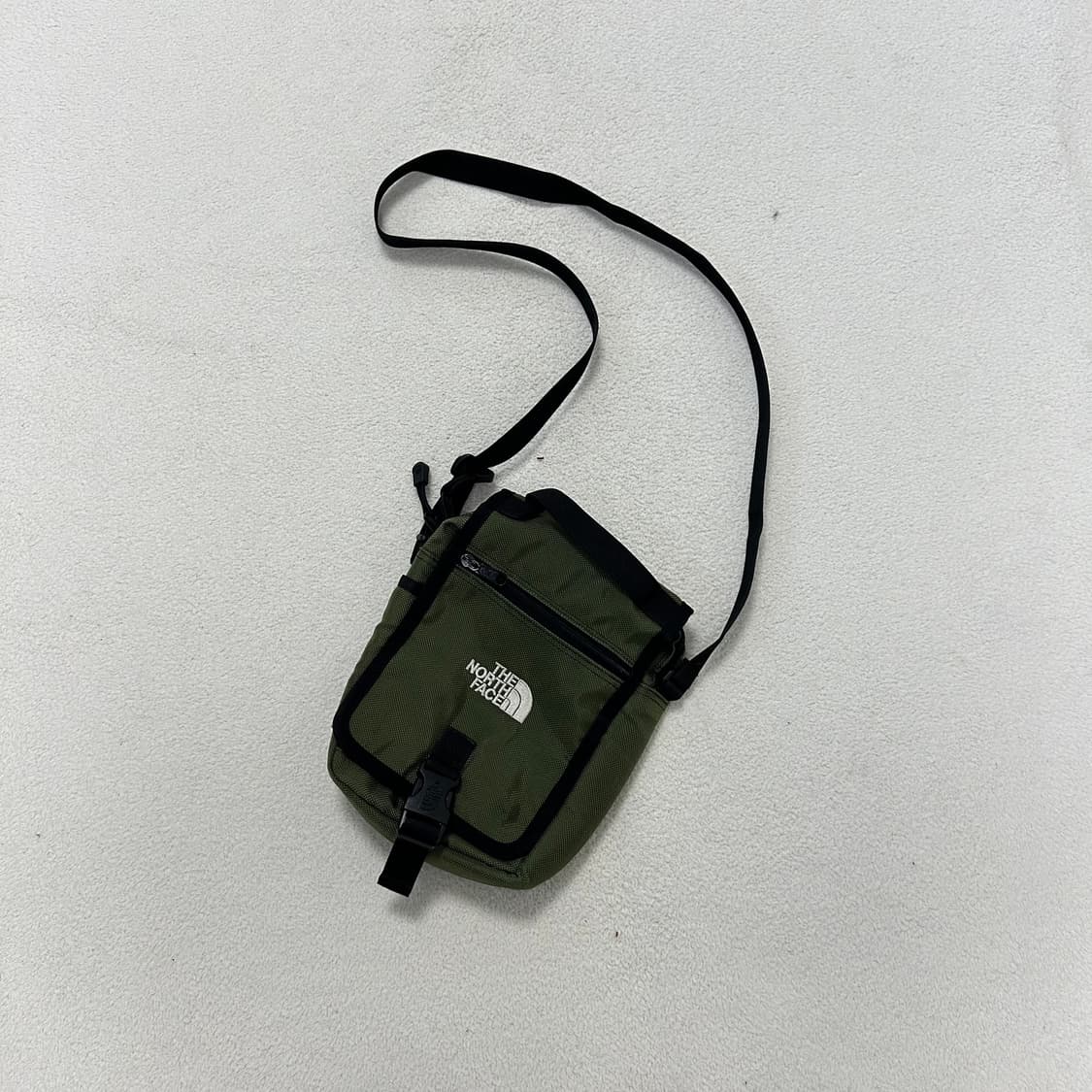 The North Face khaki cross bag 상품이미지3