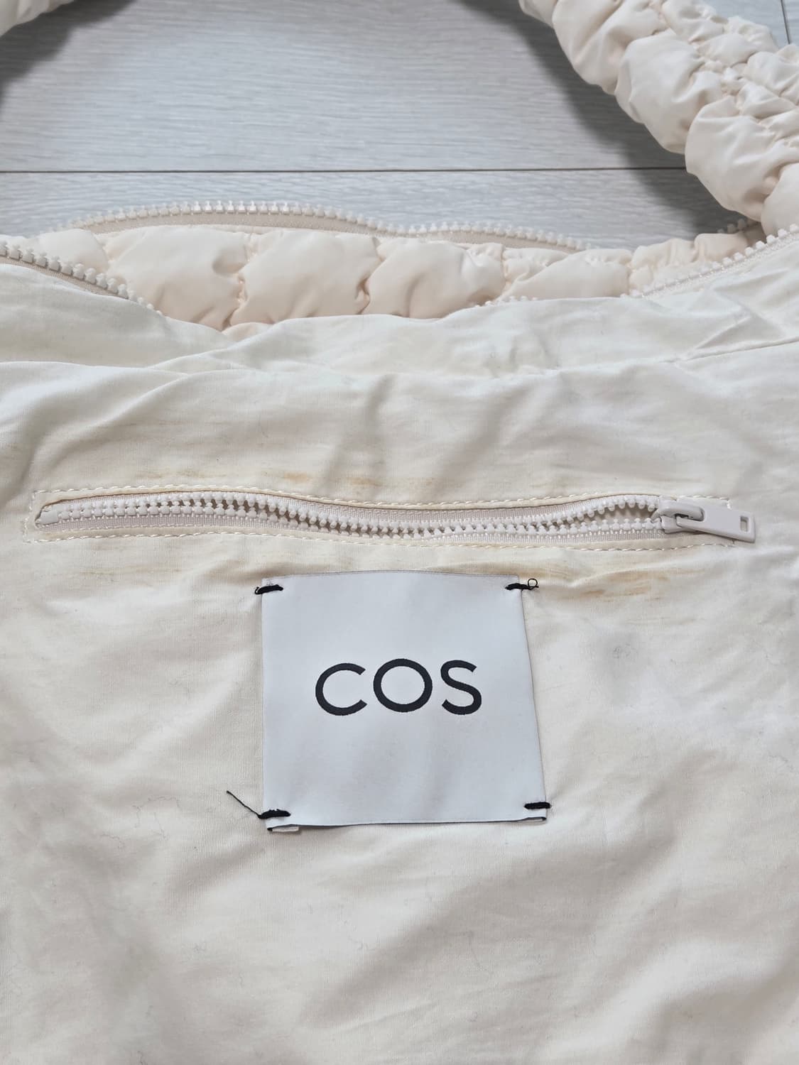 코스 오버사이즈 퀄티드 크로스바디 백 (라이트 베이지) 상품이미지7