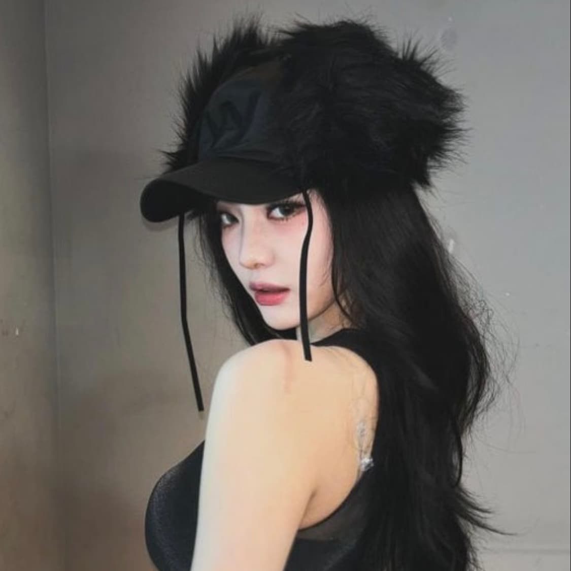 에스파 닝닝착용)오픈와이와이 퍼 이어플랩 캡 블랙 상품이미지1