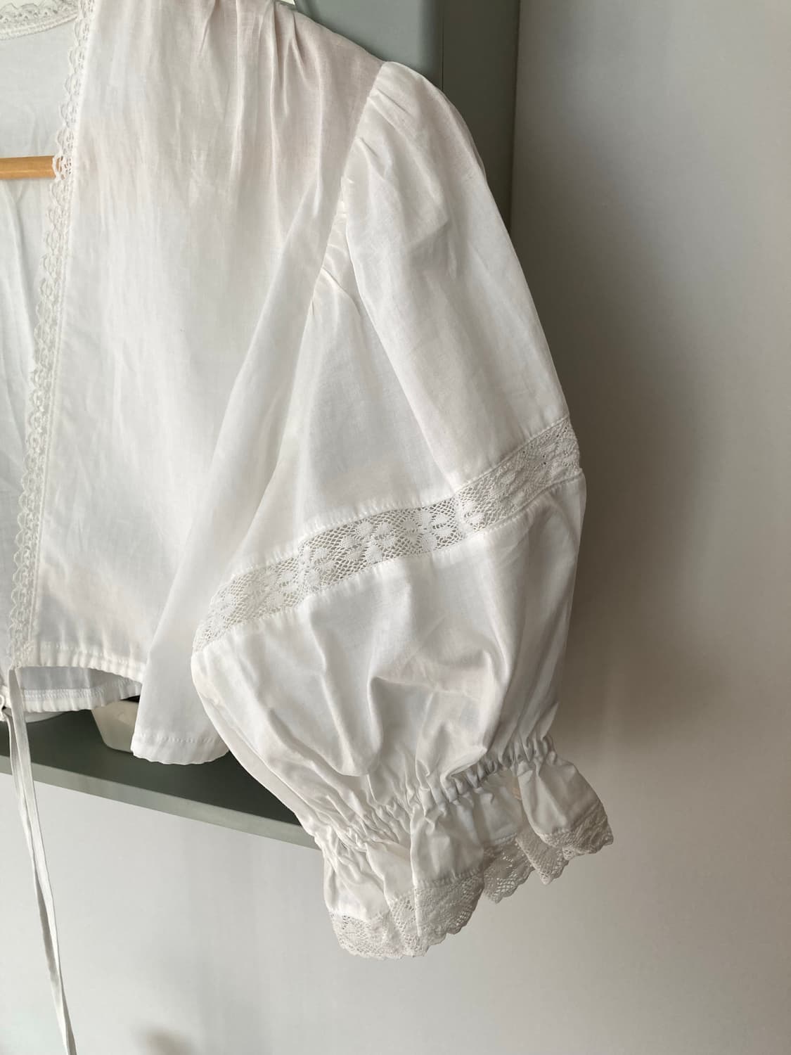 freckle sora blouse 프레클 랩 레이스 퍼프 크롭 제니 상품이미지10