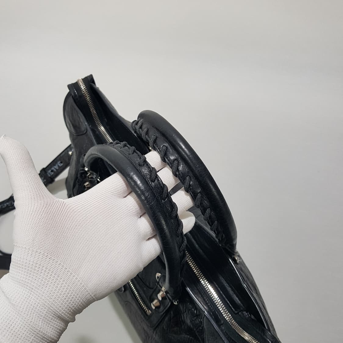 발렌시아가 클래식 모터백 미디움 로고 스트랩  상품이미지5