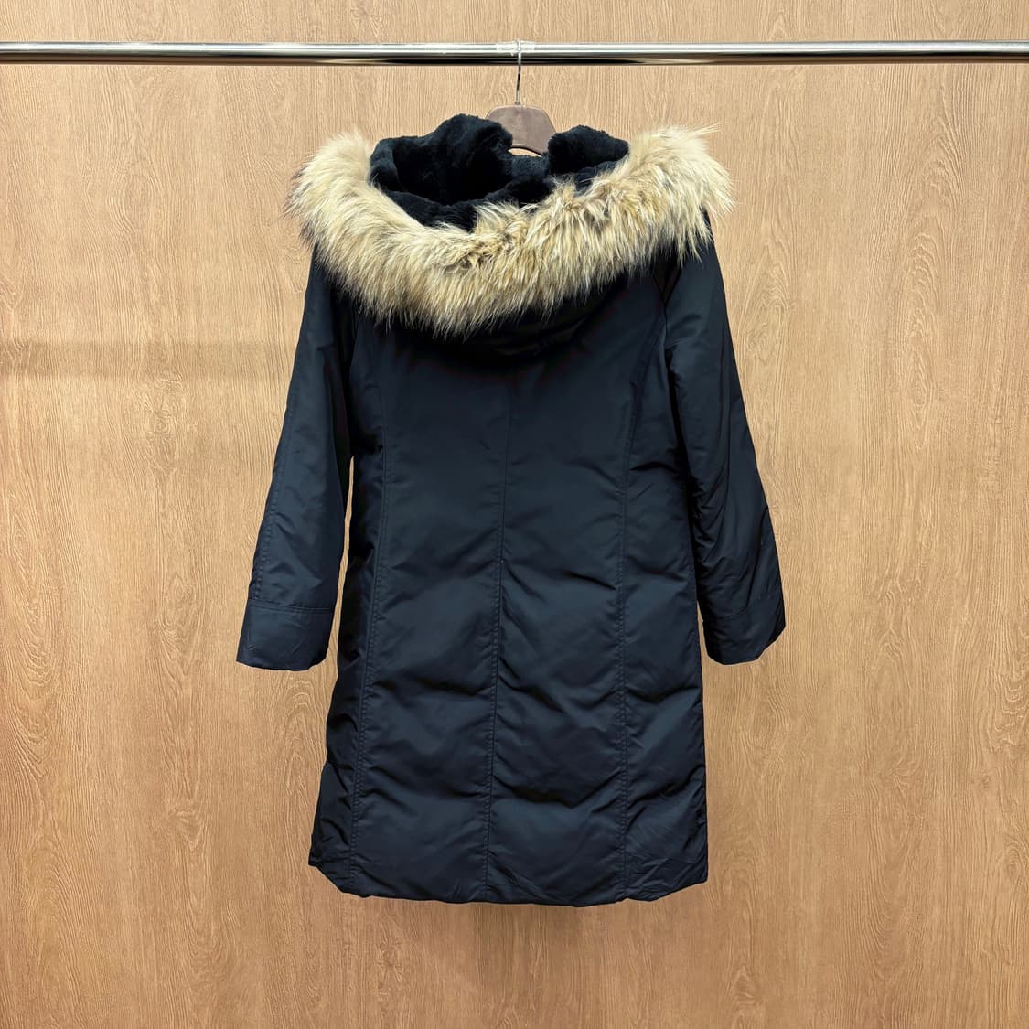 막스마라 위켄드 다운 롱 패딩 코트 퍼 후드 블랙 퍼 라이닝 디테일 블랙 상품이미지3