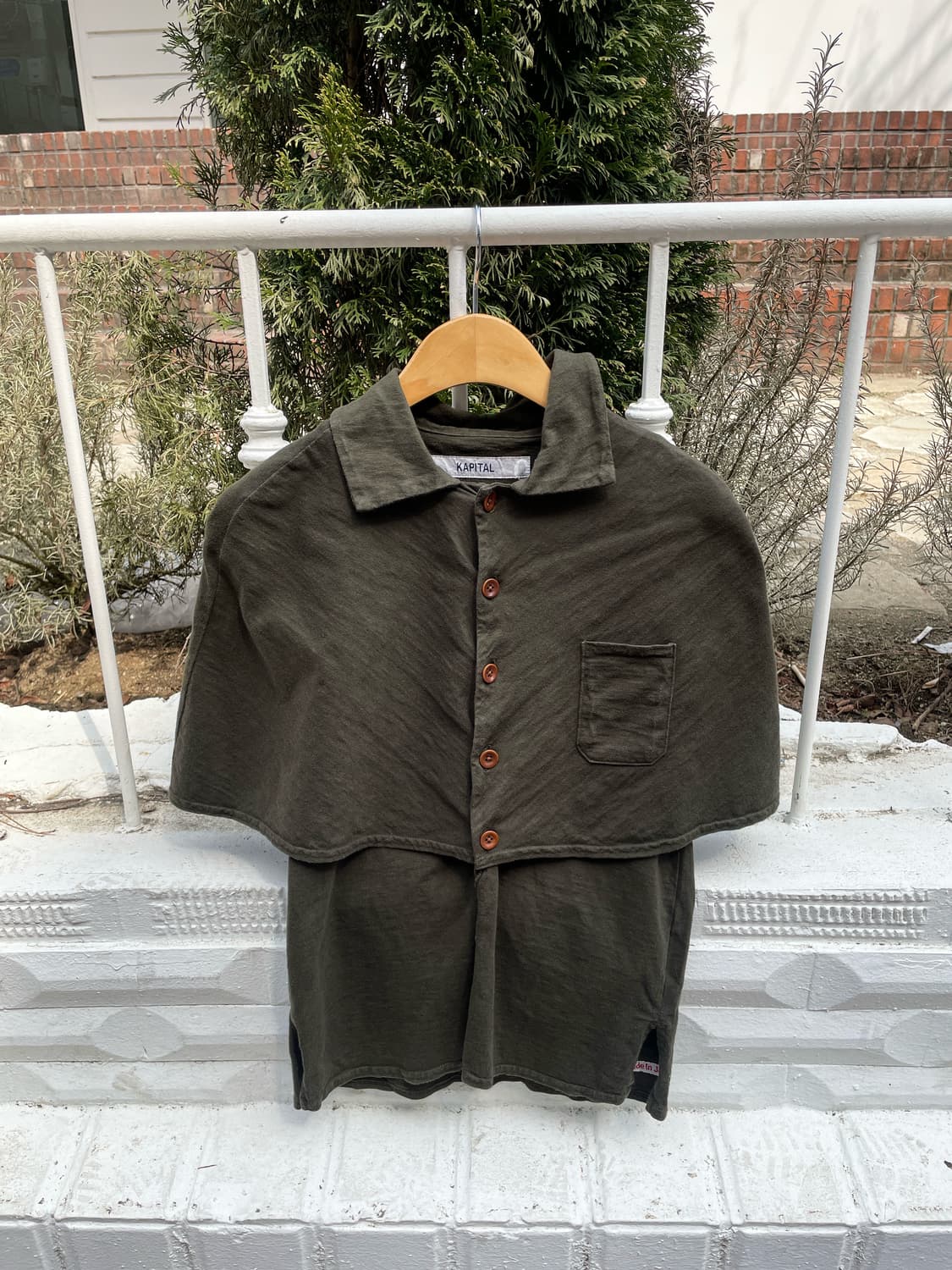 캐피탈 케이프 레이어드 탑 싱글 포켓 사이드 슬릿 디테일 카키 상품이미지1