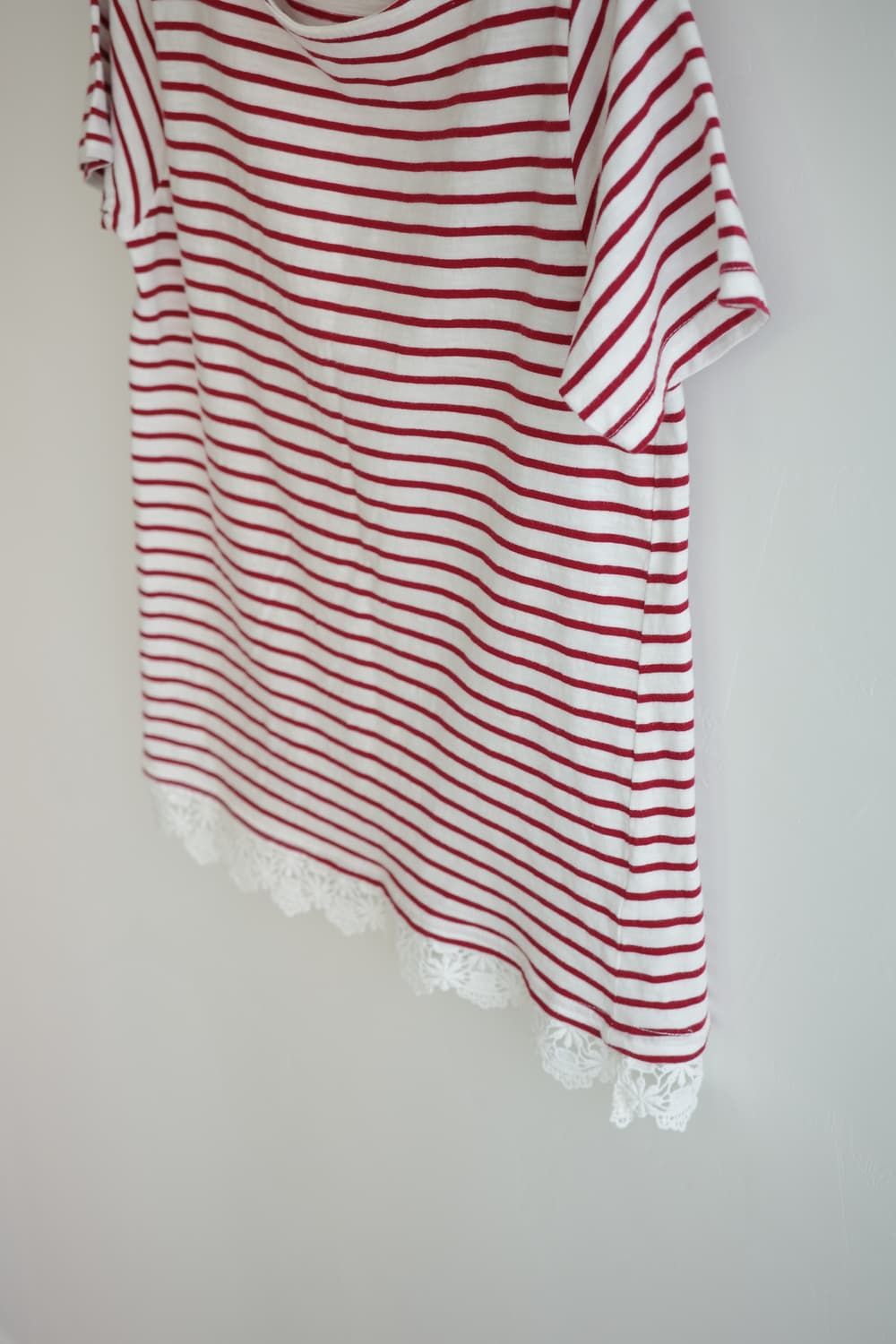 CINEMA CLUB 
• 레드 스트라이프 레이스 티셔츠 상품이미지3