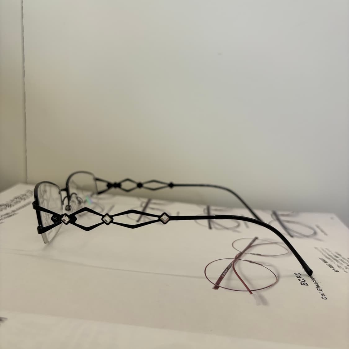 NIKOE 큐빅 블랙 반무테 상품이미지3