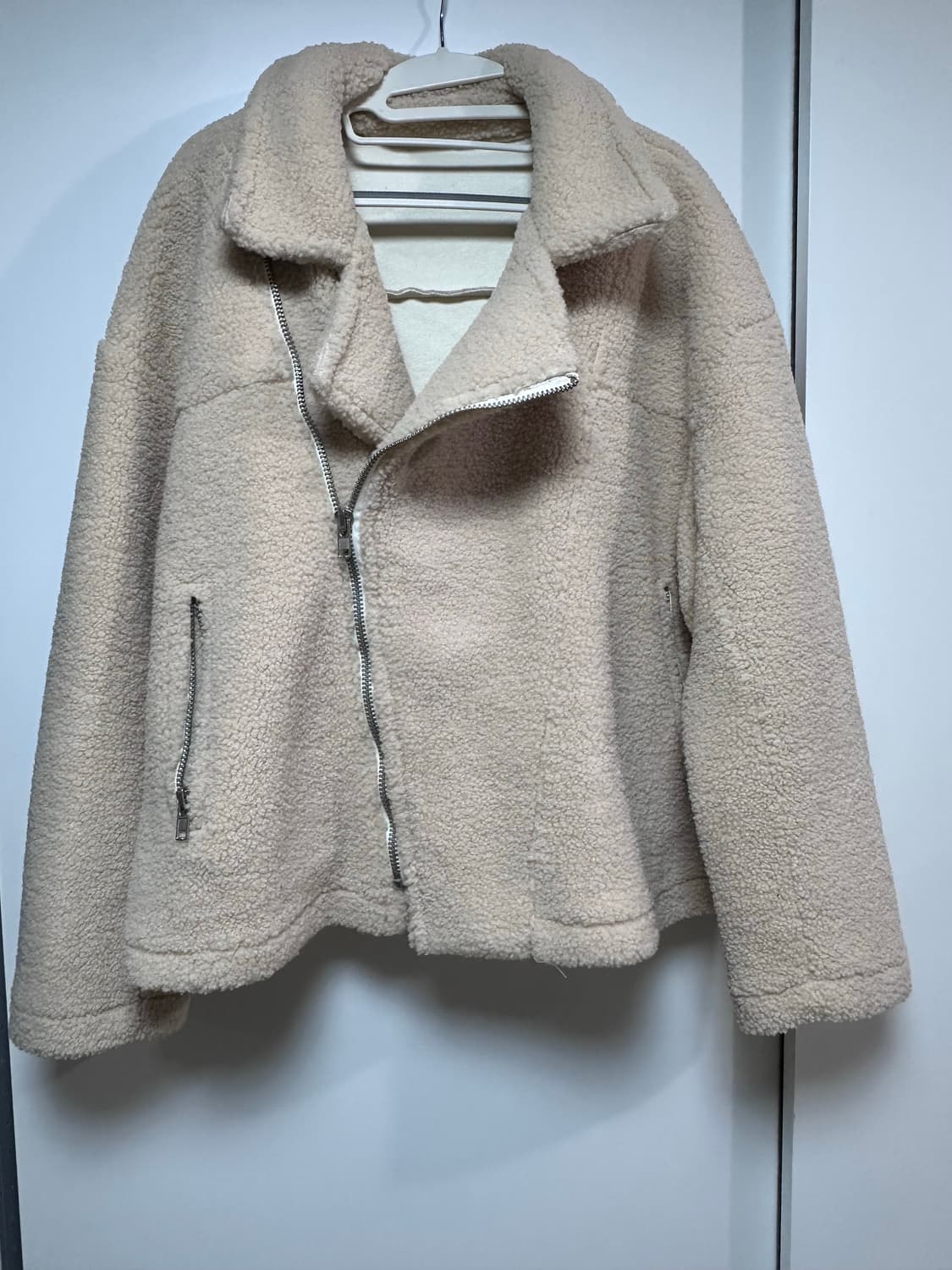 육육걸즈 베이지 양털 숏 자켓 사선 하이넥 무스탕 상품이미지5