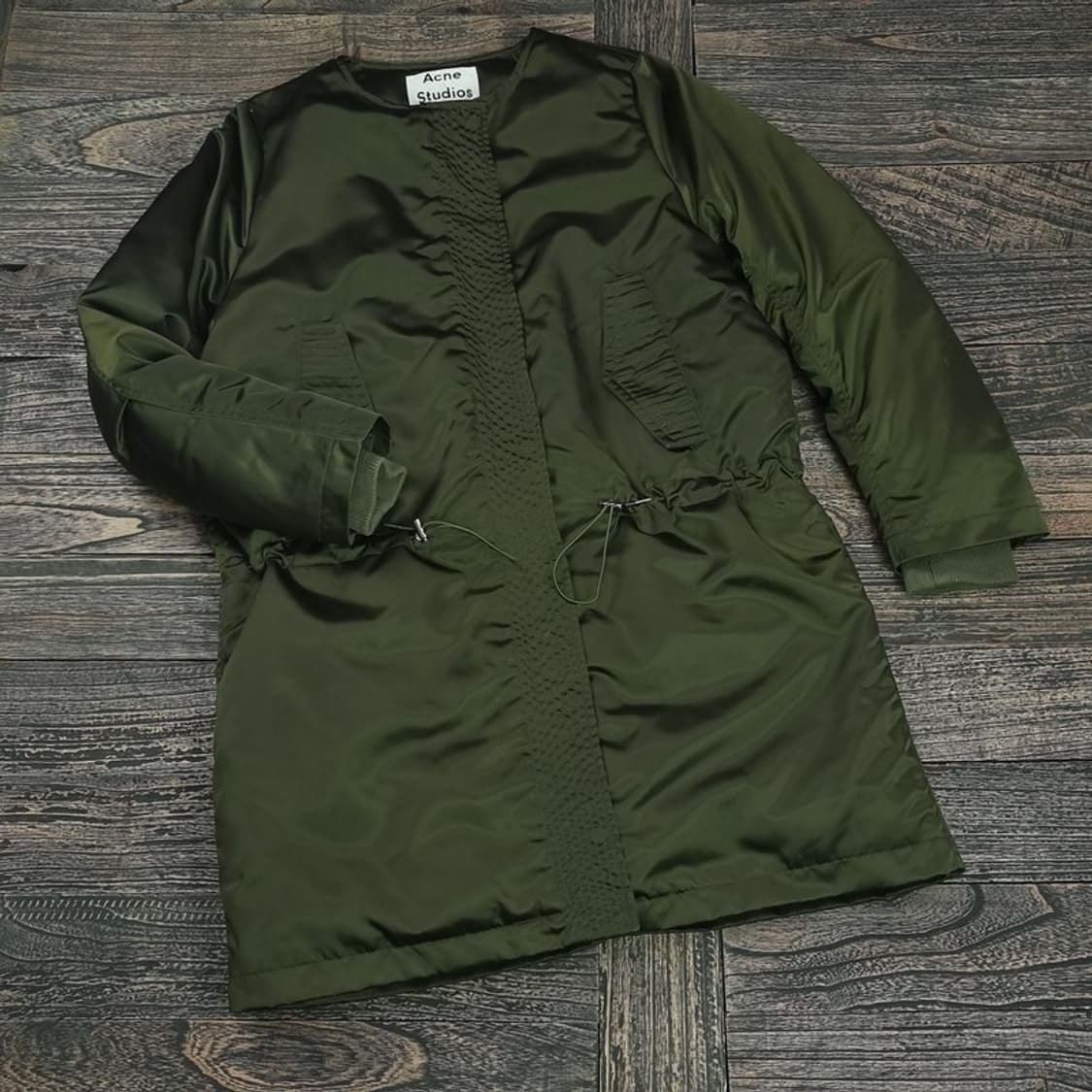 [아크네스튜디오] 카라리스 오버핏 사틴 롱 패딩 카키 P01117 상품이미지1