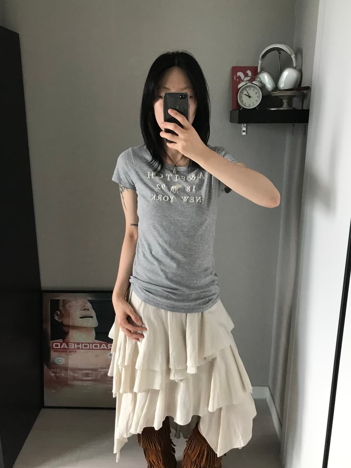 아베크롬비 앤 피치 중앙 자수 로고 그레이 반팔티 상품이미지3