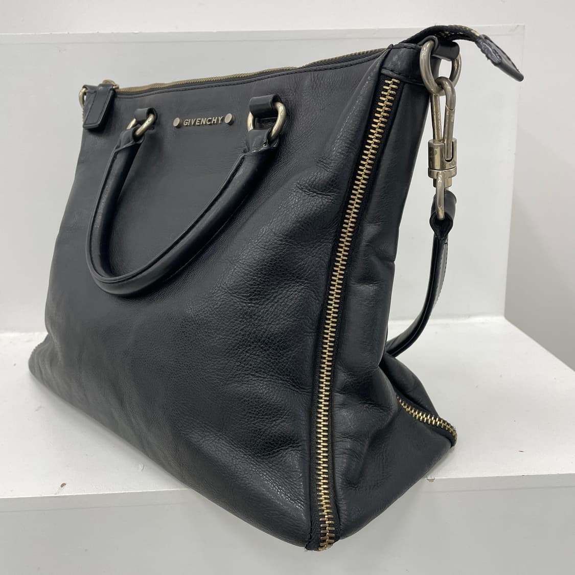 지방시 블랙 카프 스킨 레더 사이드 지퍼 디테일 투웨이 토트 숄더백 상품이미지5