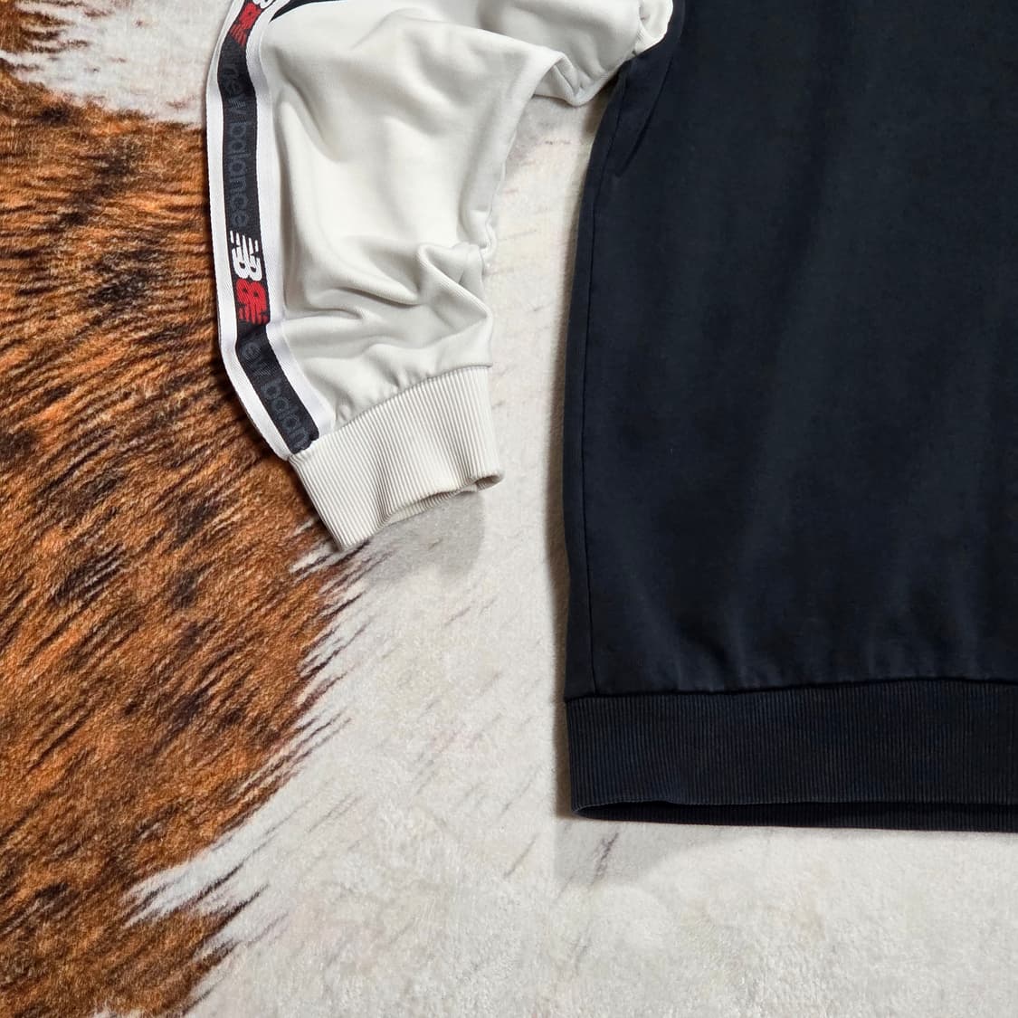 뉴발란스 사이드 배색 맨투맨 상품이미지3