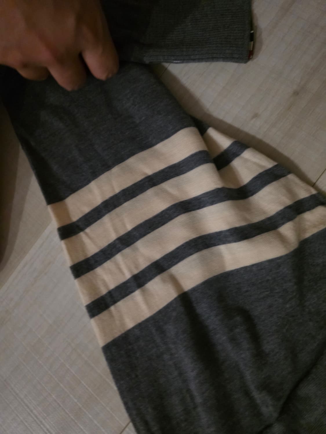 [4,무하자]톰브라운 메리노울 니트 그레이 상품이미지4