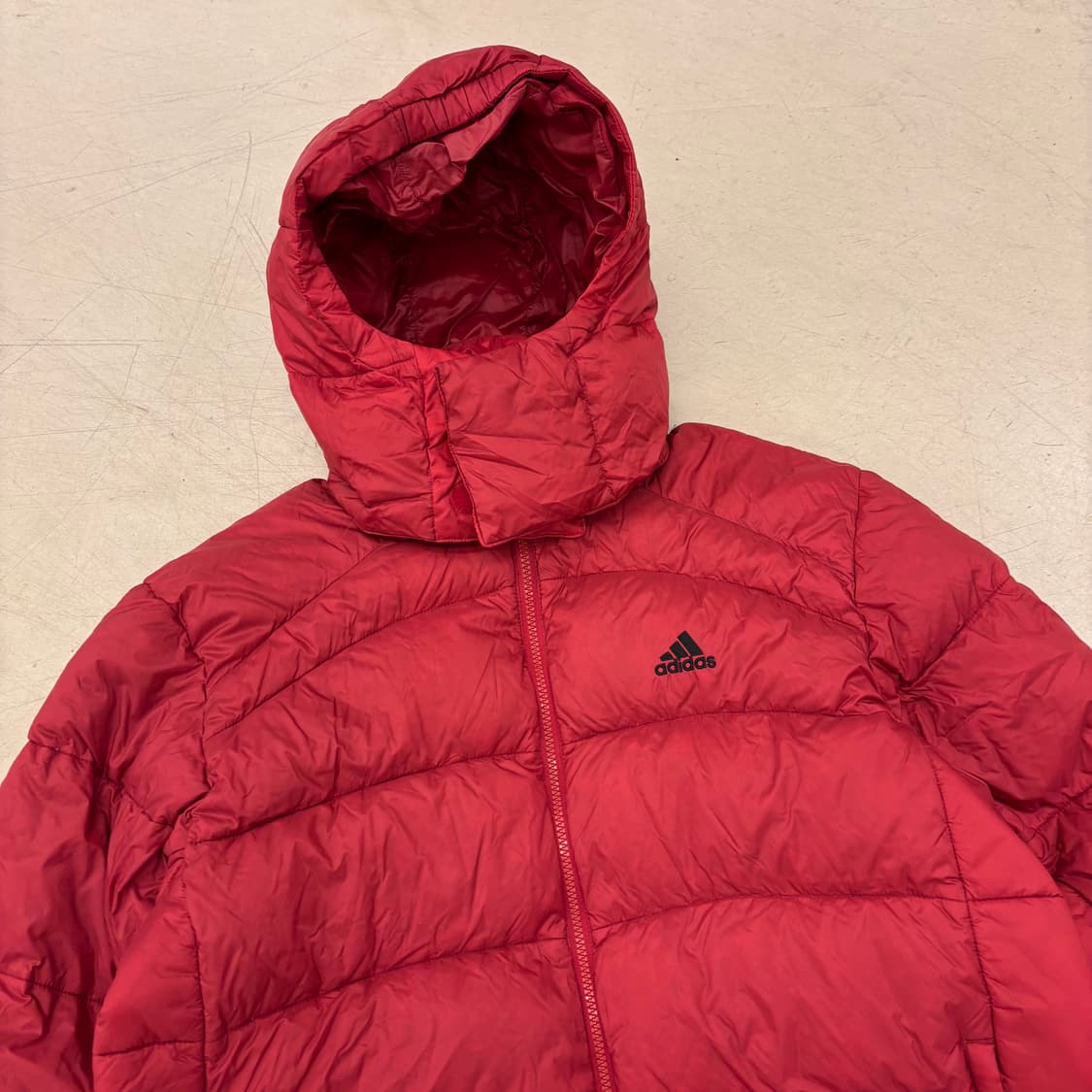 아디다스 레드 덕다운 푸퍼 패딩 상품이미지2