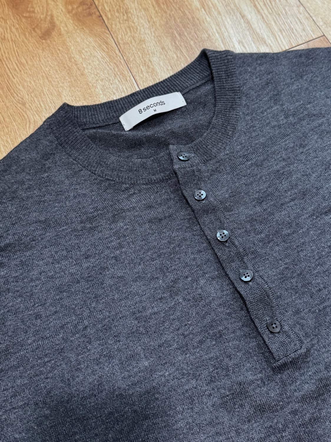 [홍태준•착용] 에잇세컨즈 솔리드 헨리넥 버튼 니트 상품이미지2