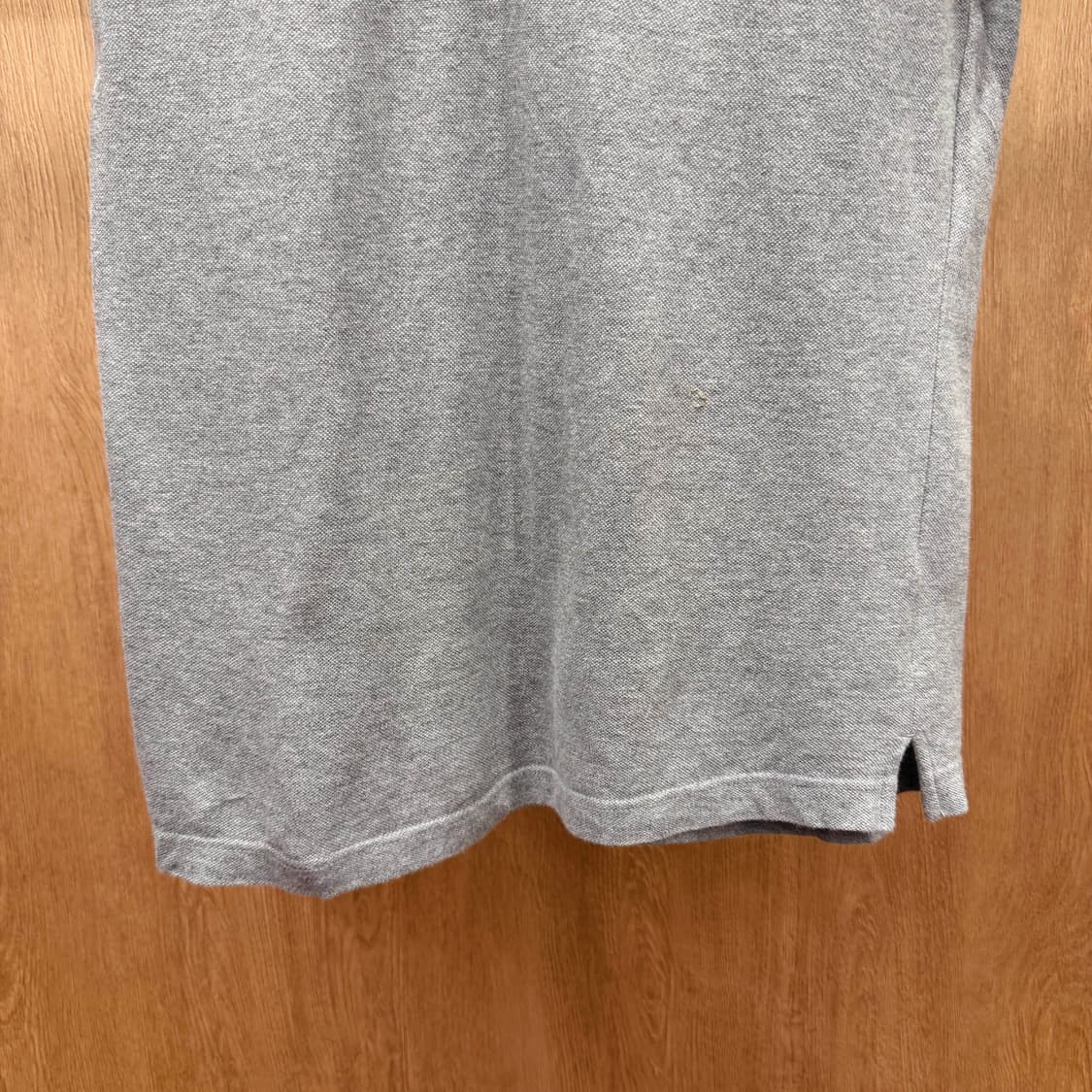 버버리 블랙 라벨 반팔 카라 티셔츠 로고 자수 4버튼 디테일 그레이 상품이미지5