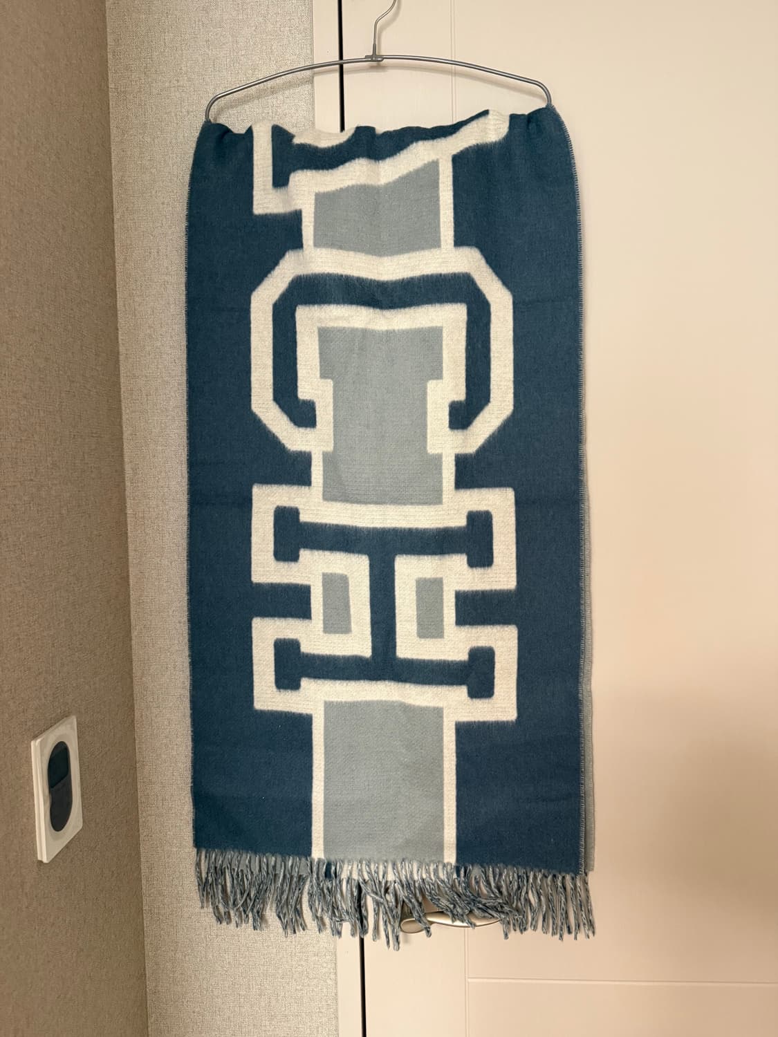 코치 리버시블 오버사이즈 머플러 블루/회색 미착용 상품이미지3