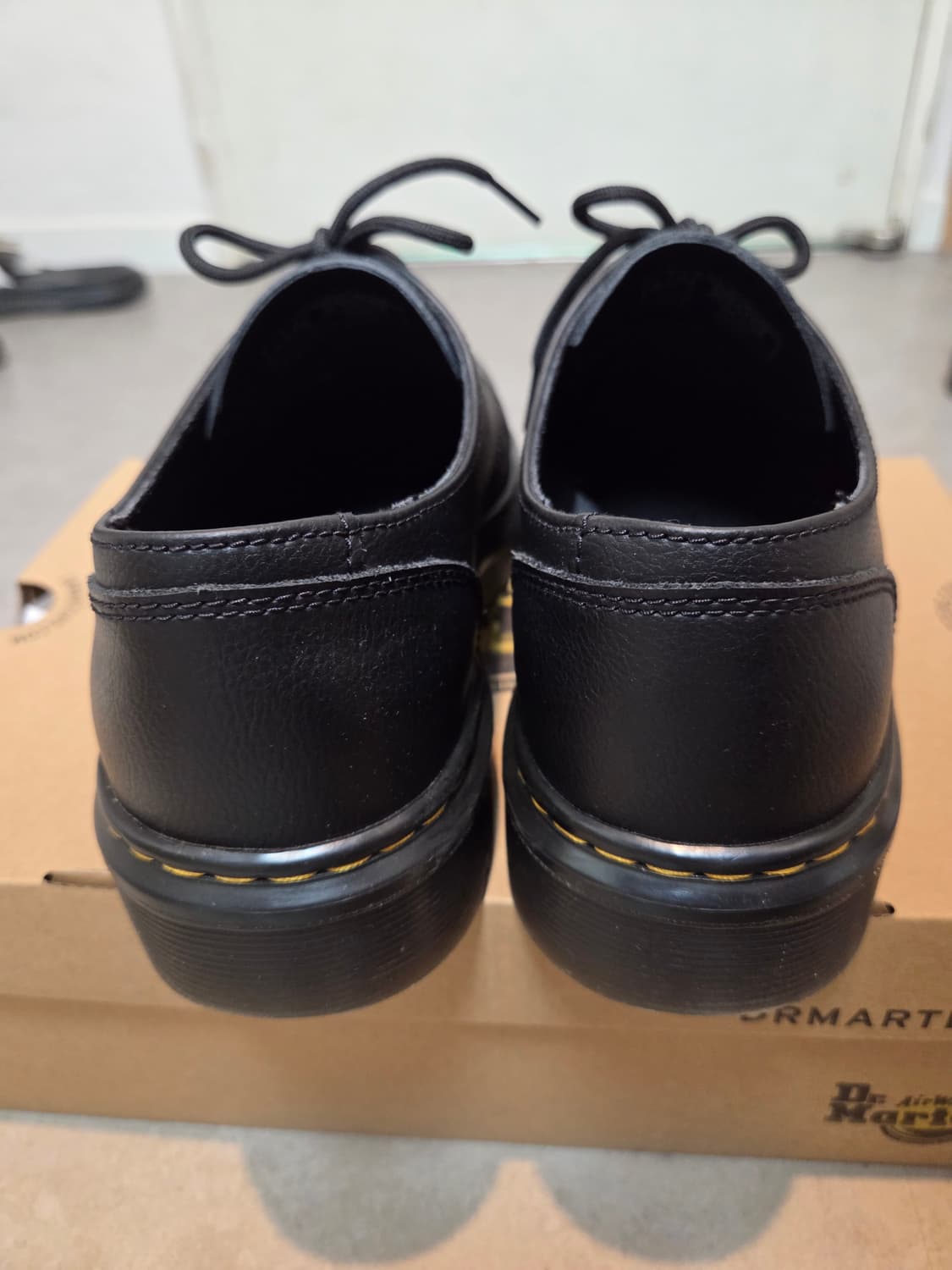 닥터마틴 아프리레 3i Dr. Martens Aprile 3i Black 상품이미지3