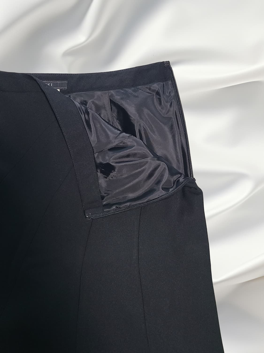 VIKI 블랙 드레이핑 플레어 미디 스커트 상품이미지3