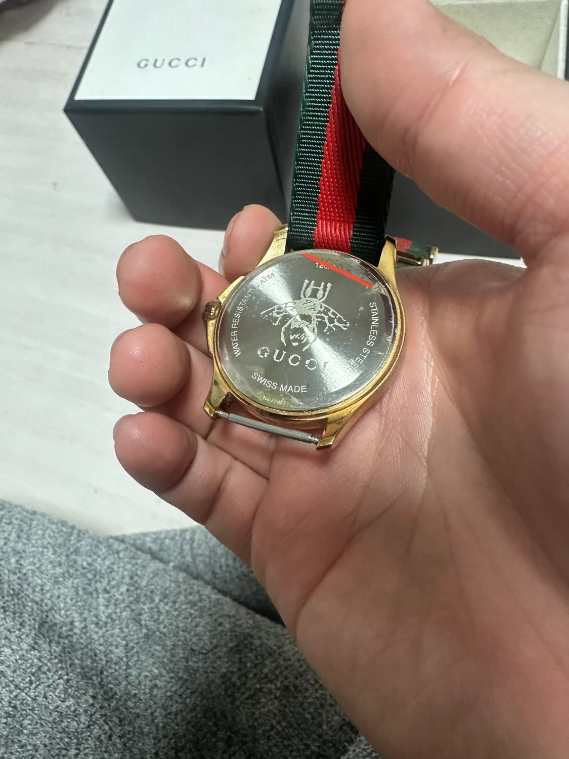 구찌 YA126487B 르 마르셰 드 메르베이 벌 공용 나토시계 상품이미지6