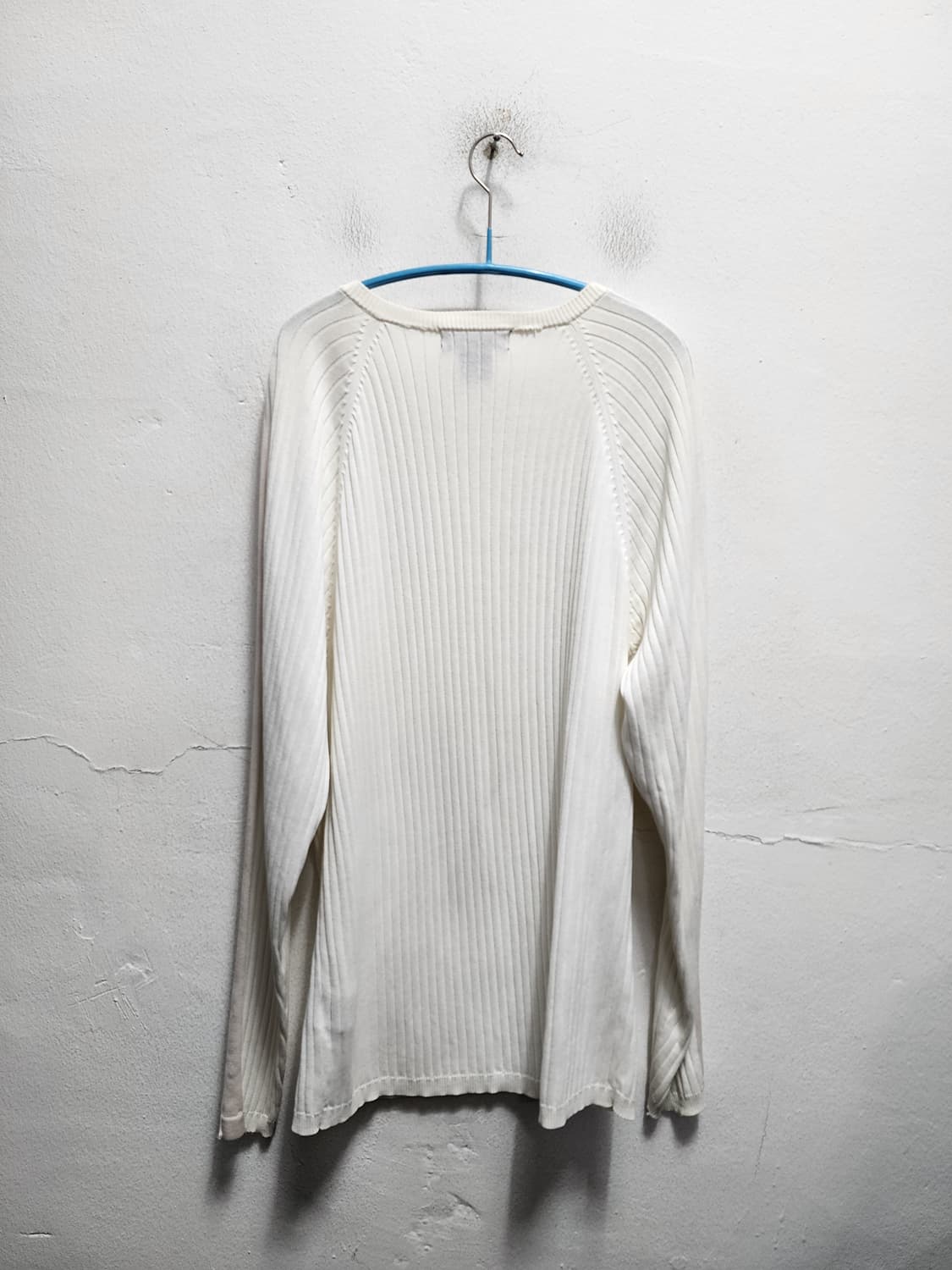 캘빈클라인 브이넥 레터링 아이보리 니트  상품이미지2