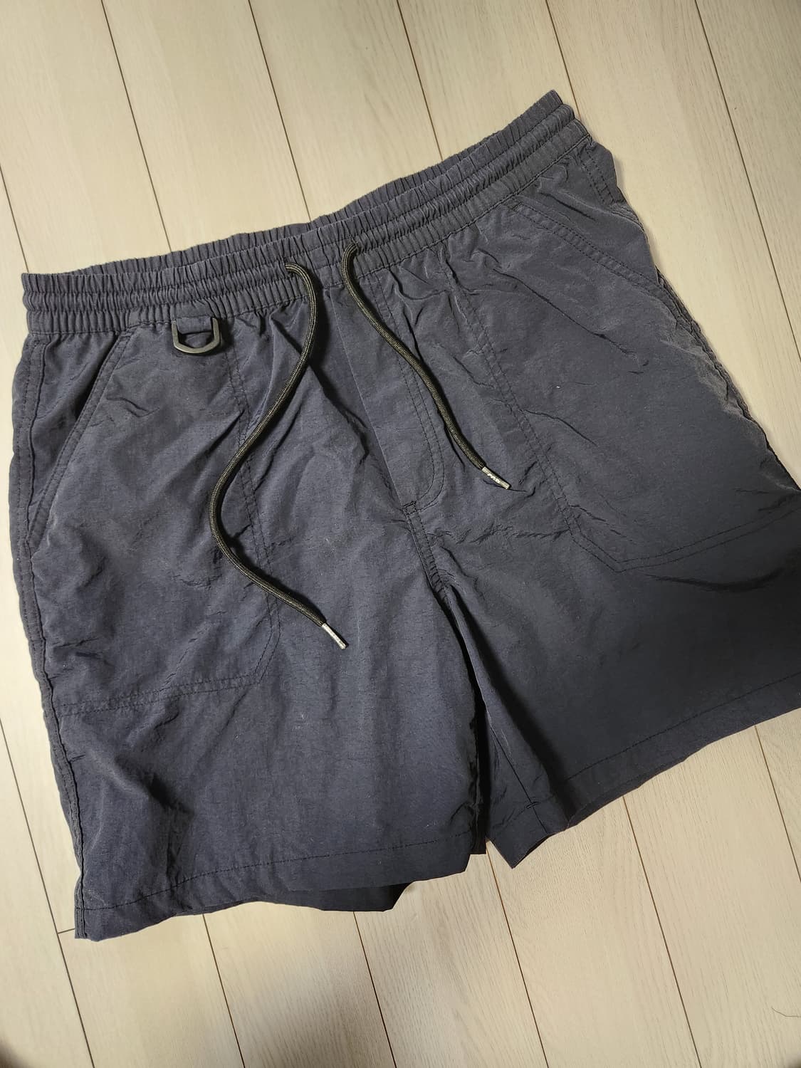 코드그라피 나이론 밴딩 네이비 반바지 사이즈L

세탁으로 인한 사용감 외 상품이미지1