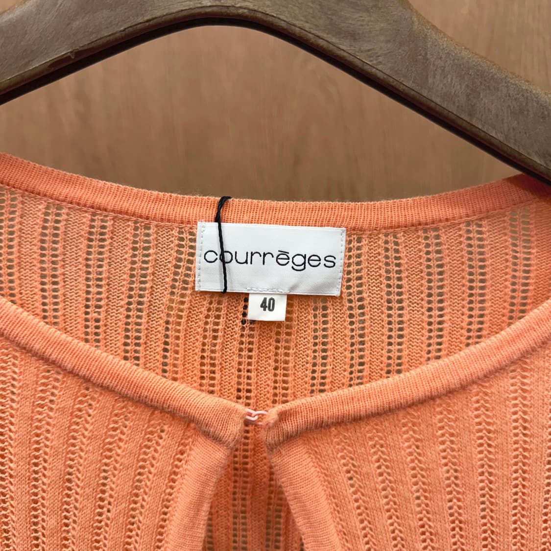 꾸레쥬 브이넥 니트 가디건 세로 골지 오픈형 디테일 레귤러핏 오렌지 상품이미지6