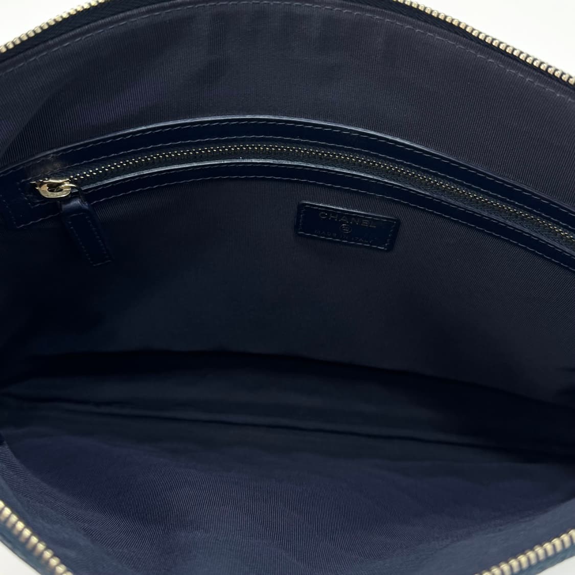 샤넬 캐비어 보이 클러치백 라지 네이비 상품이미지10