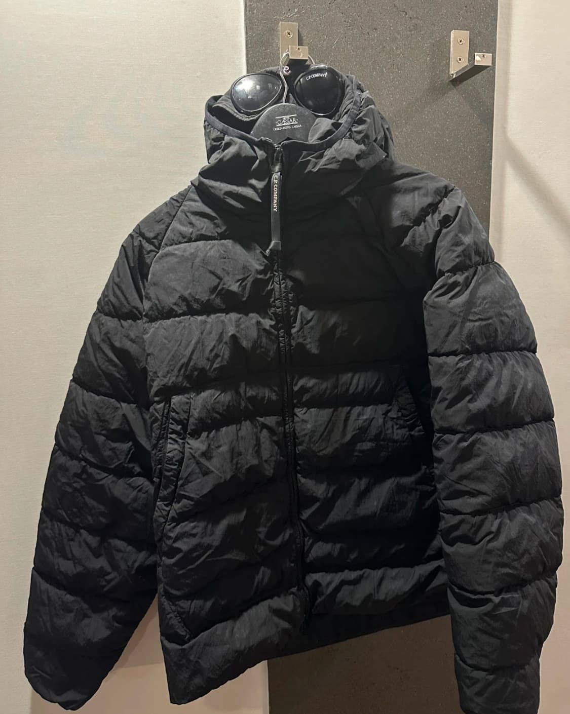 C.P. Company 고글 후드 패딩 블랙 상품이미지1