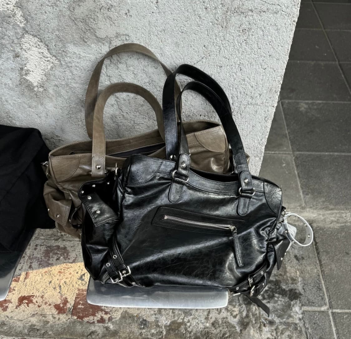 [택제거새상품]다이닛 STUD POCKET BIG BAG IN BLACK 상품이미지1
