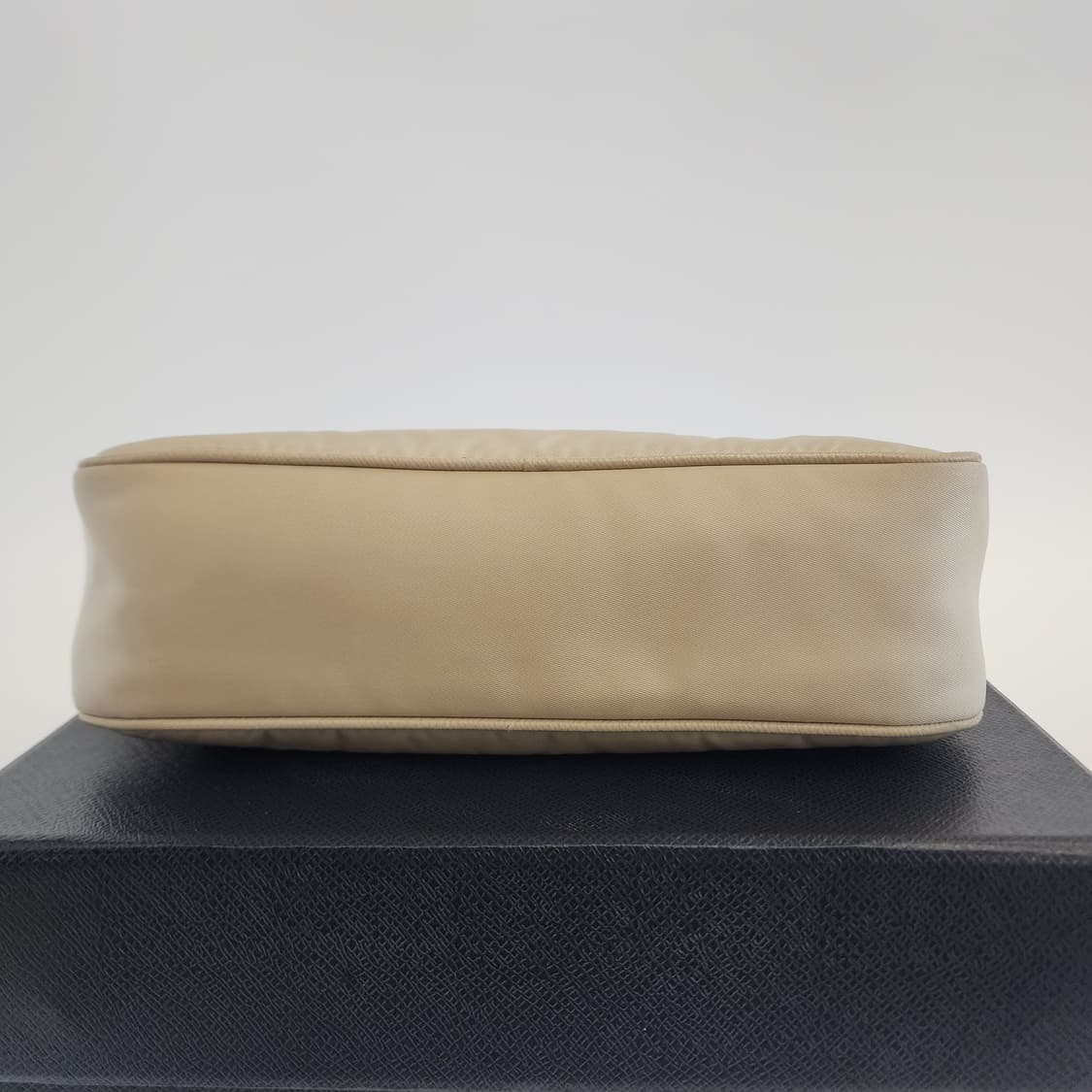 상태최상 프라다 리에디션 2005 리나일론 숄더백 데저트 베이지 상품이미지9