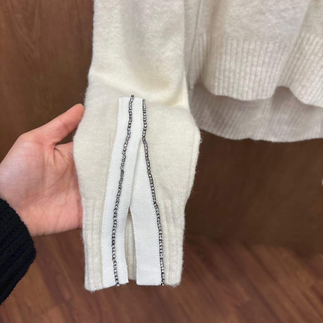 3.1 필립림 라운드넥 니트 슬리브 슬릿 진주 큐빅 장식 디테일 아이보리 상품이미지6