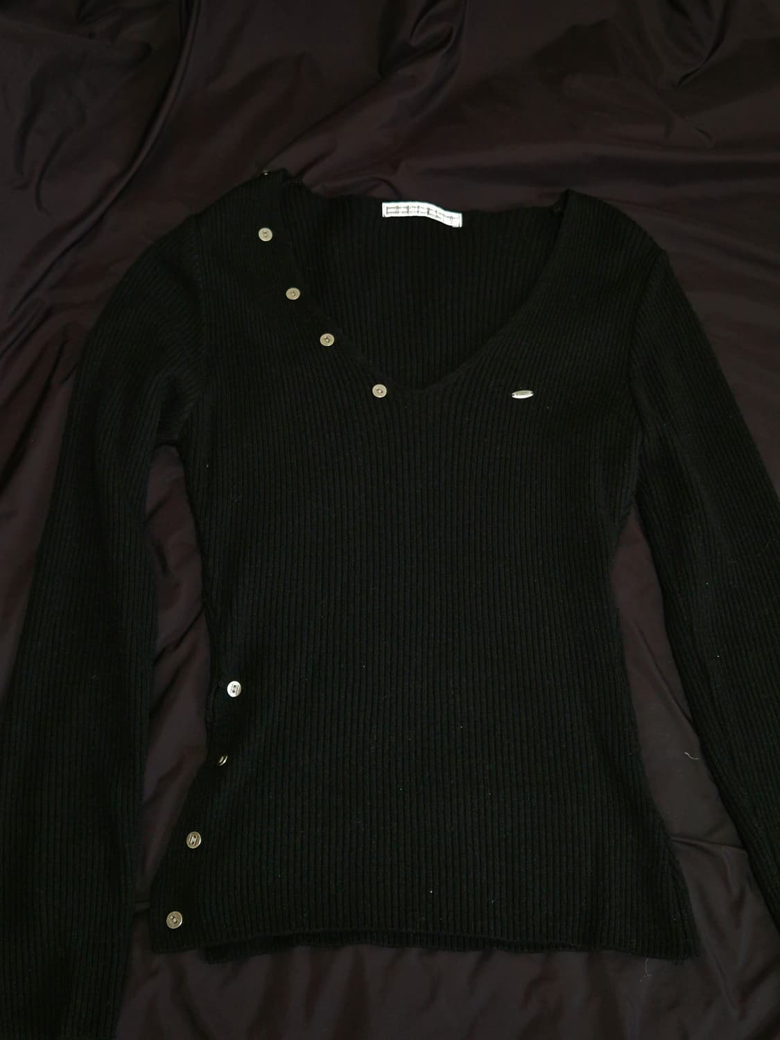 보헤미안서울 버튼 브이넥 슬릿 니트 BUTTON SLIT KNIT 상품이미지1