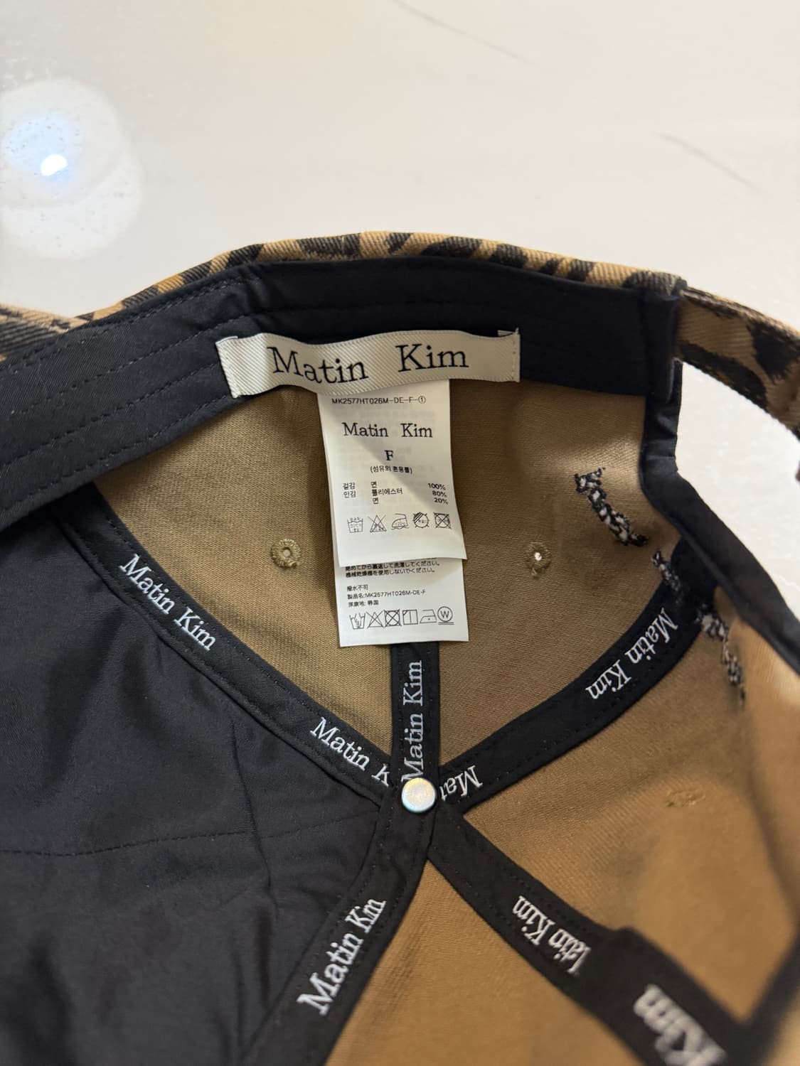 마뗑킴 마틴 레오파드 볼륨 로고 볼캡 다크 베이지 상품이미지2