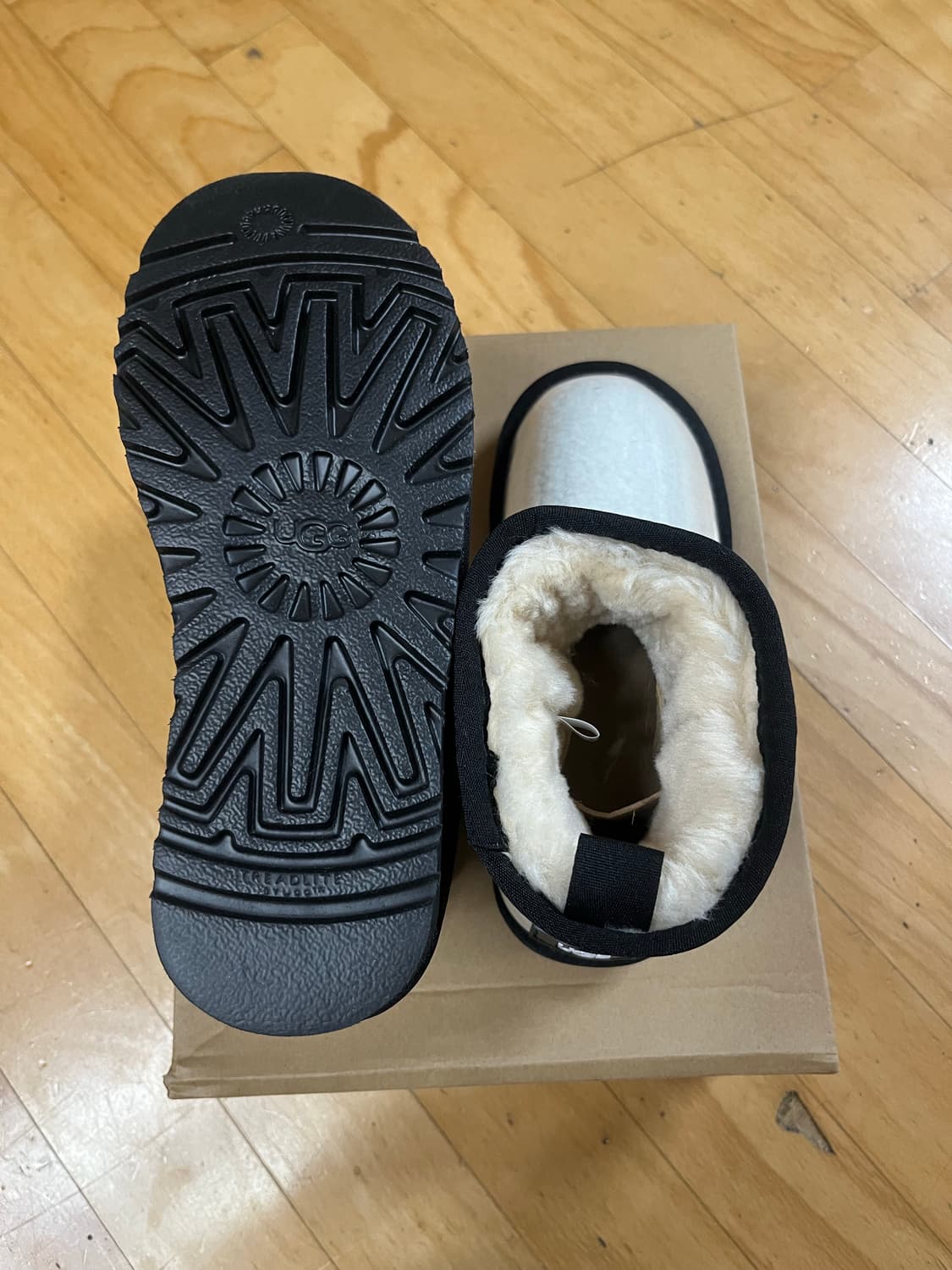 (새상품) 어그 클래식 클리어 미니 부츠 네츄럴 블랙 230 상품이미지4