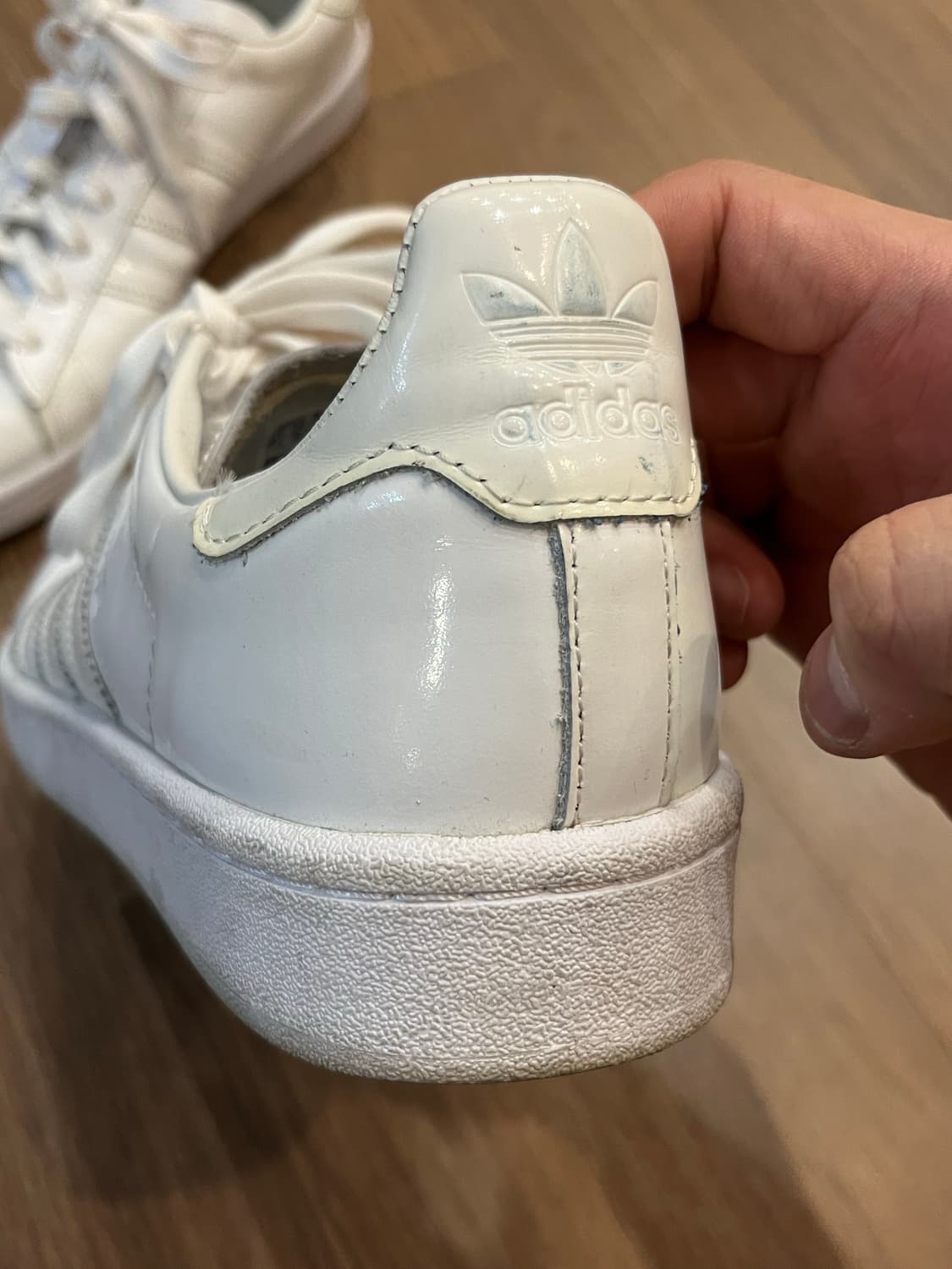 아디다스 화이트 마운티니어링 스탠스미스 페이턴트 레더 상품이미지4