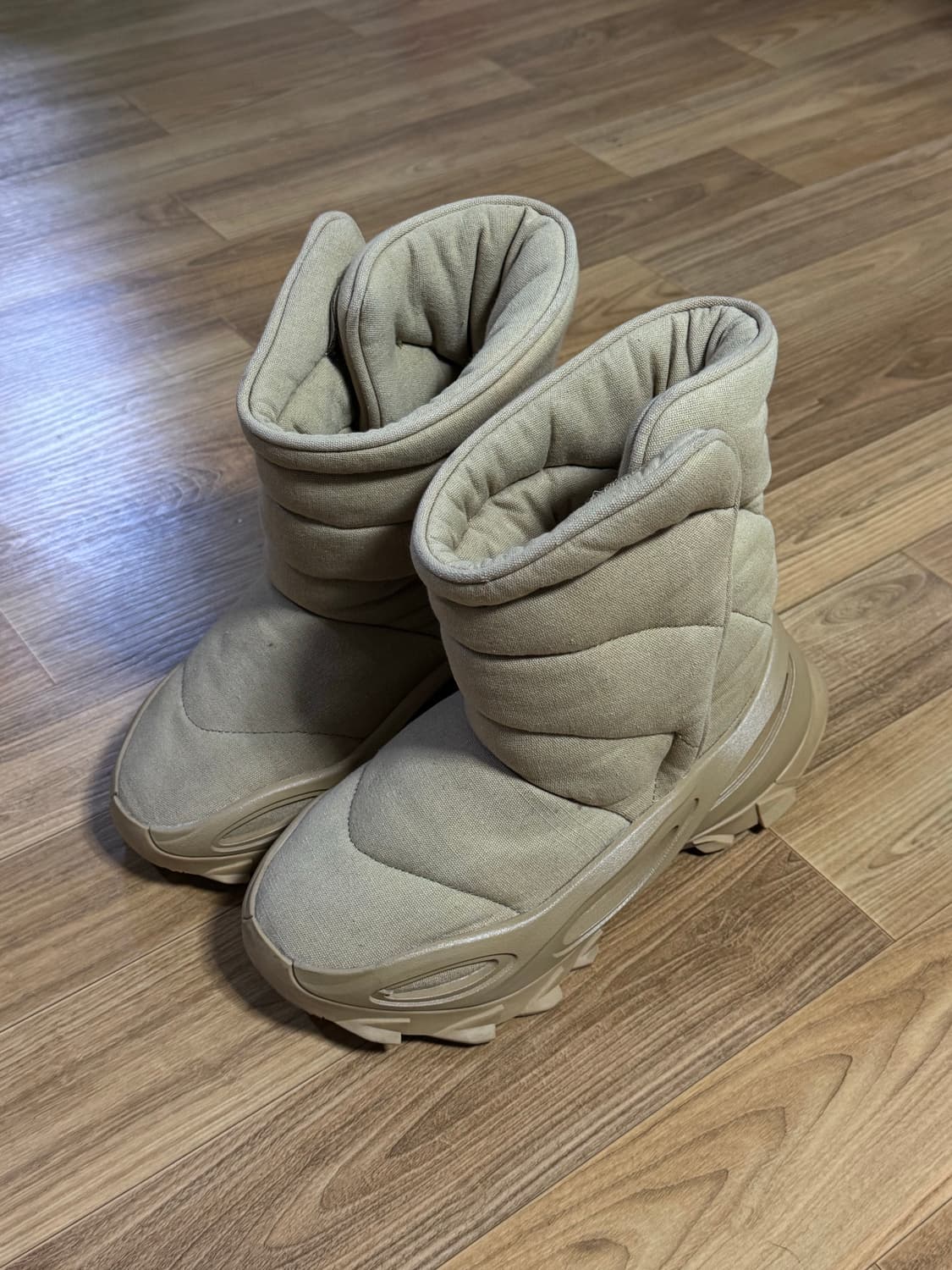 yeezy nsltd 부츠 265 / 8.5사이즈 상품이미지1