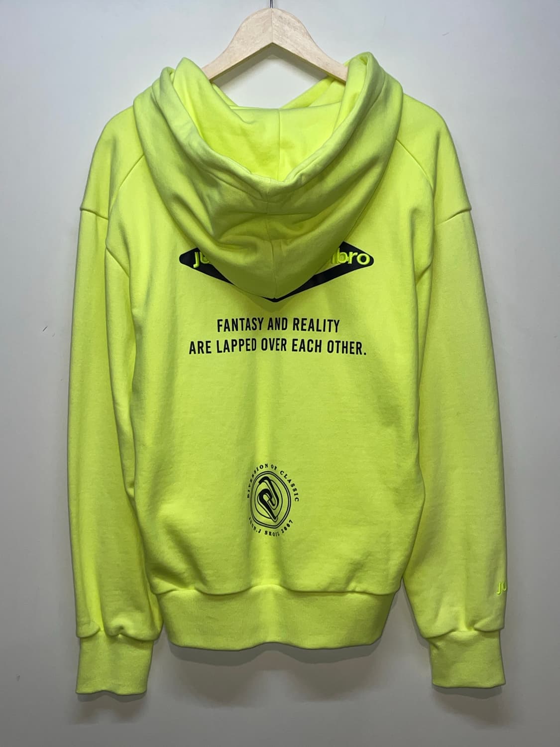 엄브로 X Juun.J 형광 후드티 상품이미지5