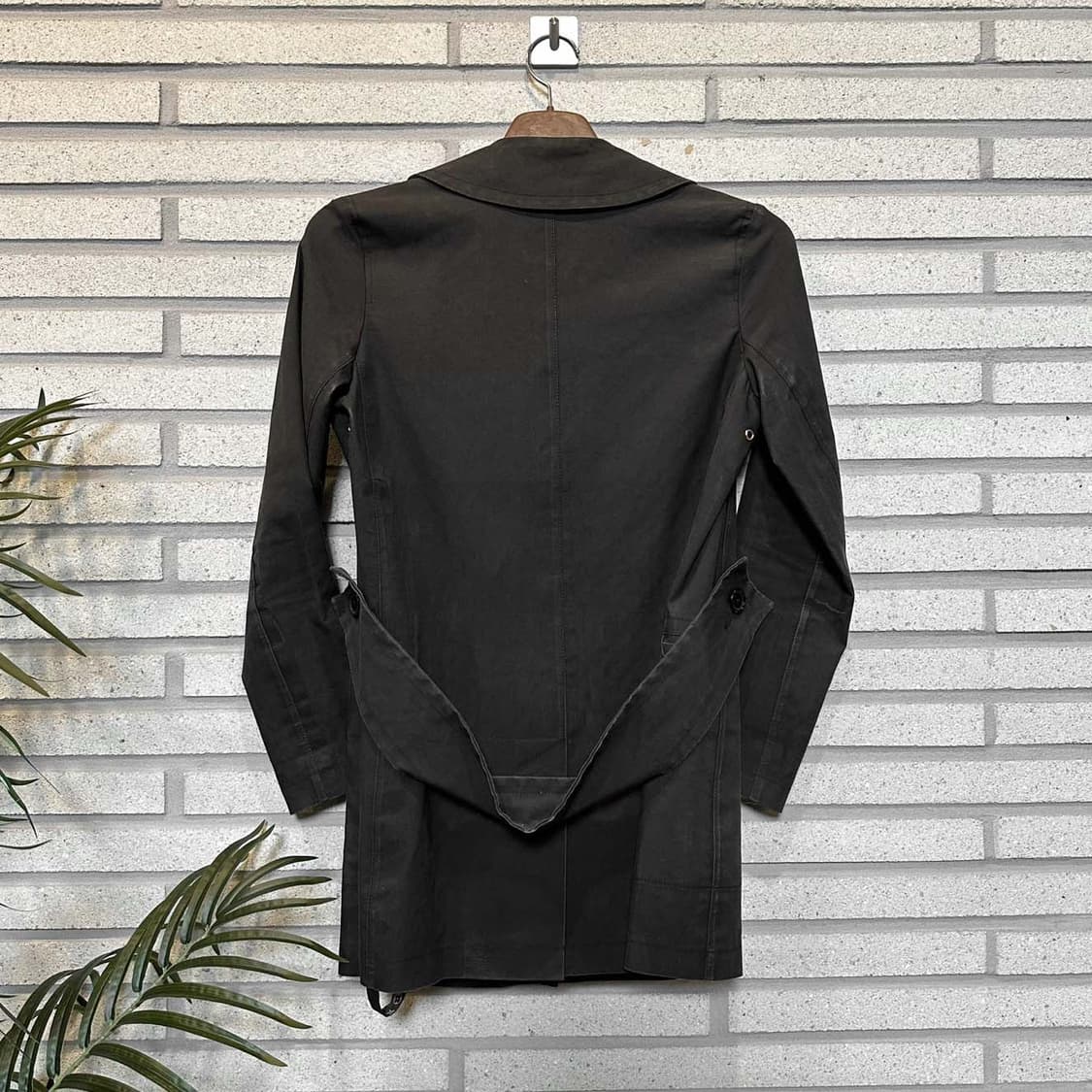 루이비통 하프 트렌치코트 카라넥 더블버튼 백 벨티드 디테일 블랙 상품이미지2