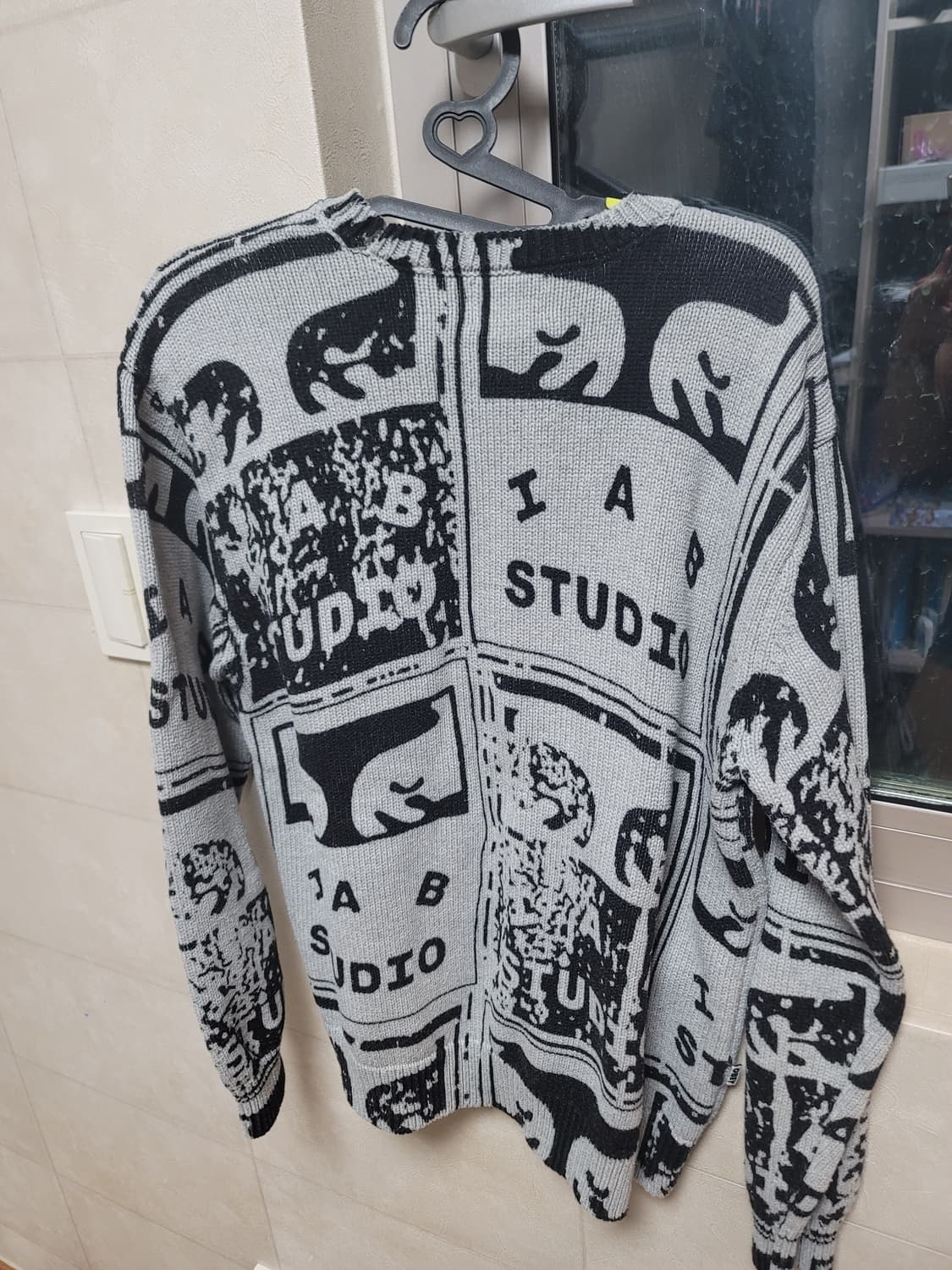 아이앱&오베이 페이디드 포스터 스웨터 그레이 멀티 상품이미지4