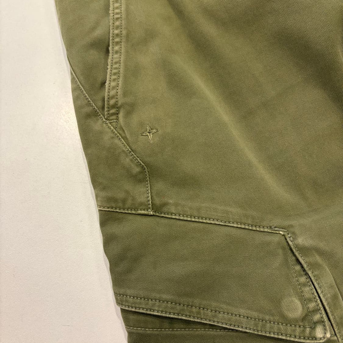 [33] 스톤아일랜드 자수 사선 카고 포켓 팬츠 카키 D859 상품이미지6